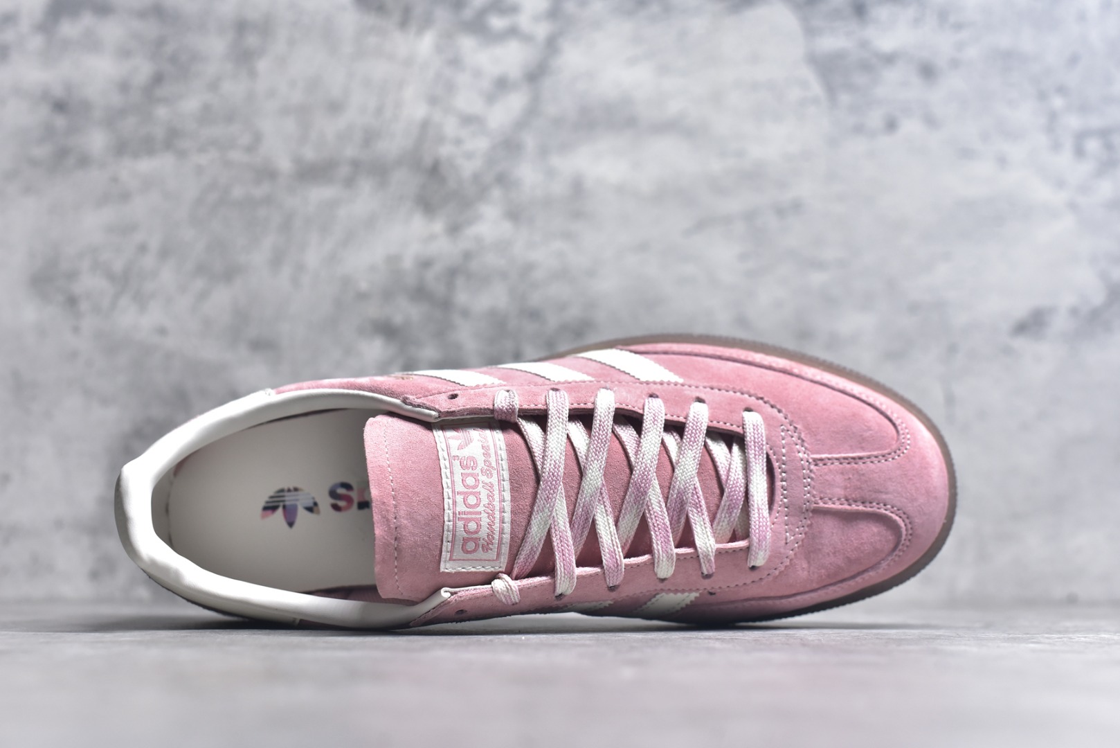 图片[4]-#AD Originals Handball SPZL 手球运动员系列百搭休闲运动板鞋 KJ6305 这款来自阿迪达斯的这款HANDBALL SPZL前身是一双手球运动鞋，这一次拿来复刻，所以鞋面的主要色彩选用了黑色， 鞋面外侧除了Spezial字母之外还有三叶草标志。Handball SPZL作为复古手球训练鞋与作为室内足球鞋的Samba有着异曲同工之处，但是质感更为出众的鞋身以及丰富的配色选择比起Samba来讲可以说是更胜一筹了！尺码：36 36⅔ 37⅓ 38 38⅔ 39⅓ 40 40⅔ 41⅓ 42 42⅔ 43⅓ 44 45-选品中心