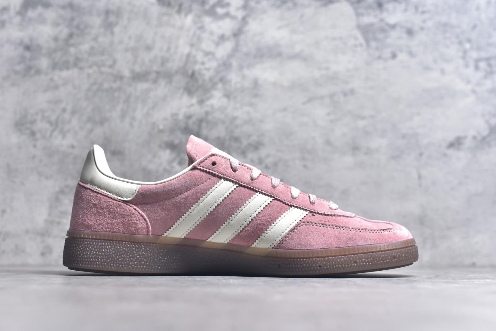 图片[3]-#AD Originals Handball SPZL 手球运动员系列百搭休闲运动板鞋 KJ6305 这款来自阿迪达斯的这款HANDBALL SPZL前身是一双手球运动鞋，这一次拿来复刻，所以鞋面的主要色彩选用了黑色， 鞋面外侧除了Spezial字母之外还有三叶草标志。Handball SPZL作为复古手球训练鞋与作为室内足球鞋的Samba有着异曲同工之处，但是质感更为出众的鞋身以及丰富的配色选择比起Samba来讲可以说是更胜一筹了！尺码：36 36⅔ 37⅓ 38 38⅔ 39⅓ 40 40⅔ 41⅓ 42 42⅔ 43⅓ 44 45-选品中心