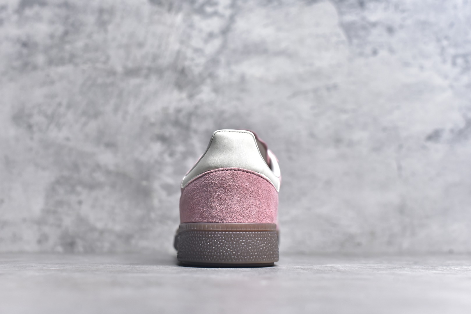 图片[5]-#AD Originals Handball SPZL 手球运动员系列百搭休闲运动板鞋 KJ6305 这款来自阿迪达斯的这款HANDBALL SPZL前身是一双手球运动鞋，这一次拿来复刻，所以鞋面的主要色彩选用了黑色， 鞋面外侧除了Spezial字母之外还有三叶草标志。Handball SPZL作为复古手球训练鞋与作为室内足球鞋的Samba有着异曲同工之处，但是质感更为出众的鞋身以及丰富的配色选择比起Samba来讲可以说是更胜一筹了！尺码：36 36⅔ 37⅓ 38 38⅔ 39⅓ 40 40⅔ 41⅓ 42 42⅔ 43⅓ 44 45-选品中心