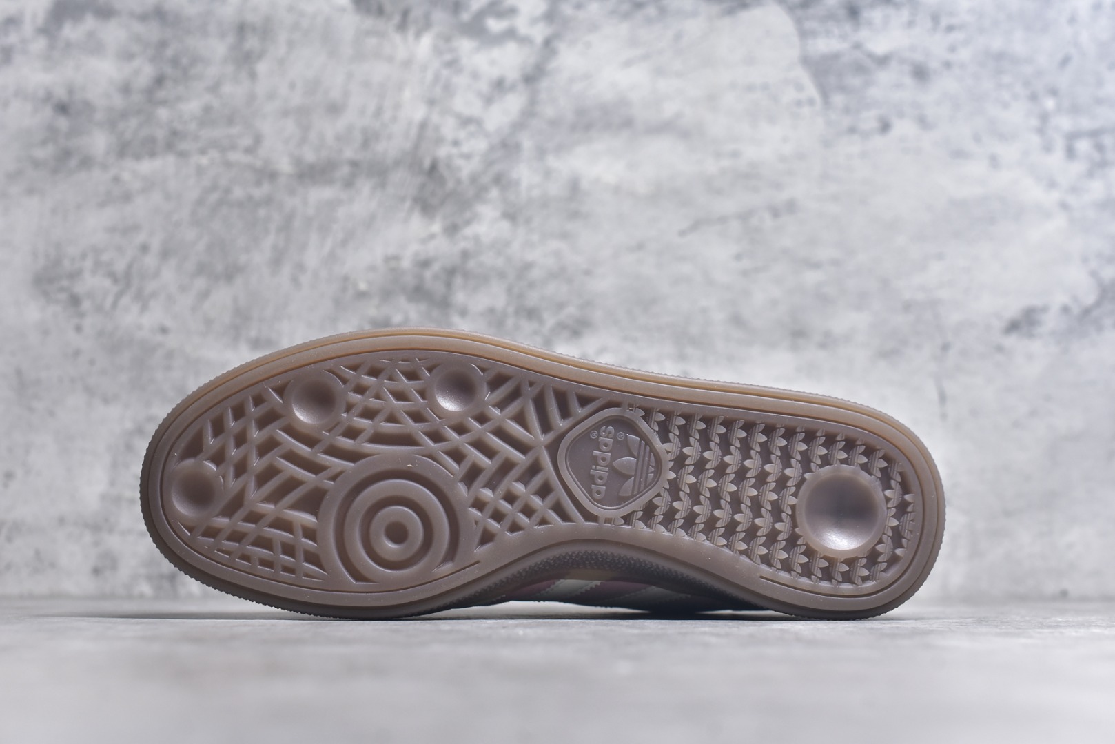 图片[6]-#AD Originals Handball SPZL 手球运动员系列百搭休闲运动板鞋 KJ6305 这款来自阿迪达斯的这款HANDBALL SPZL前身是一双手球运动鞋，这一次拿来复刻，所以鞋面的主要色彩选用了黑色， 鞋面外侧除了Spezial字母之外还有三叶草标志。Handball SPZL作为复古手球训练鞋与作为室内足球鞋的Samba有着异曲同工之处，但是质感更为出众的鞋身以及丰富的配色选择比起Samba来讲可以说是更胜一筹了！尺码：36 36⅔ 37⅓ 38 38⅔ 39⅓ 40 40⅔ 41⅓ 42 42⅔ 43⅓ 44 45-选品中心