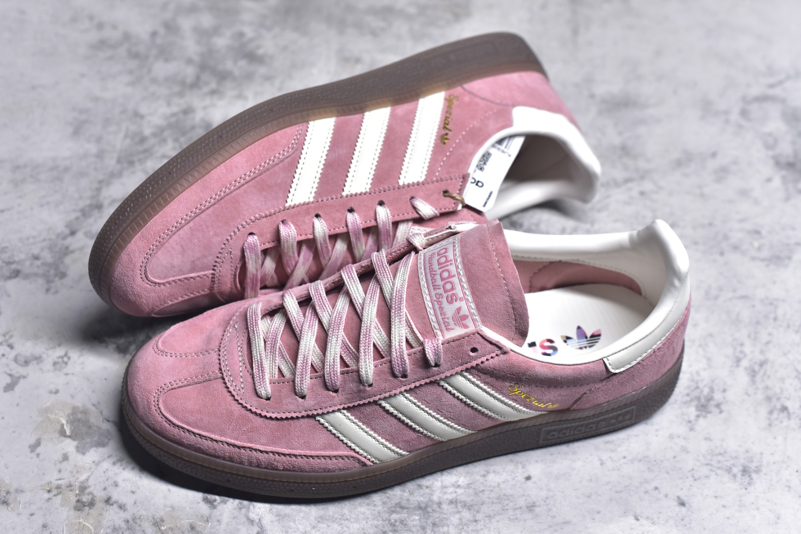 图片[7]-#AD Originals Handball SPZL 手球运动员系列百搭休闲运动板鞋 KJ6305 这款来自阿迪达斯的这款HANDBALL SPZL前身是一双手球运动鞋，这一次拿来复刻，所以鞋面的主要色彩选用了黑色， 鞋面外侧除了Spezial字母之外还有三叶草标志。Handball SPZL作为复古手球训练鞋与作为室内足球鞋的Samba有着异曲同工之处，但是质感更为出众的鞋身以及丰富的配色选择比起Samba来讲可以说是更胜一筹了！尺码：36 36⅔ 37⅓ 38 38⅔ 39⅓ 40 40⅔ 41⅓ 42 42⅔ 43⅓ 44 45-选品中心