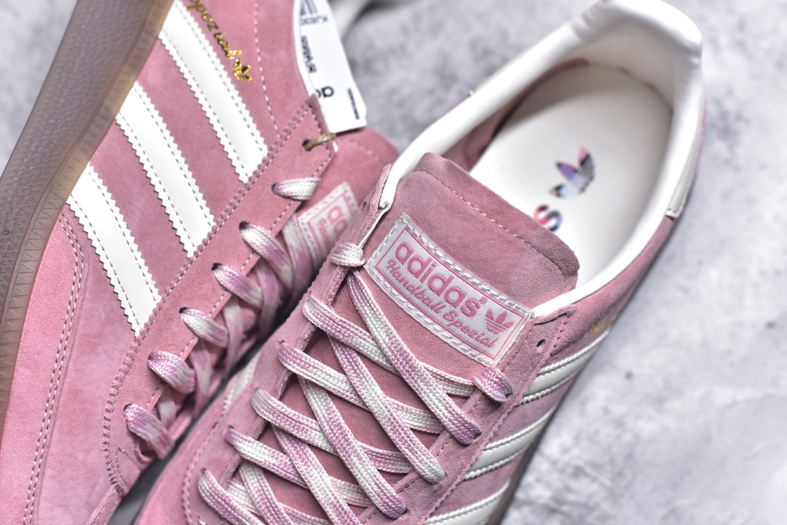 图片[9]-#AD Originals Handball SPZL 手球运动员系列百搭休闲运动板鞋 KJ6305 这款来自阿迪达斯的这款HANDBALL SPZL前身是一双手球运动鞋，这一次拿来复刻，所以鞋面的主要色彩选用了黑色， 鞋面外侧除了Spezial字母之外还有三叶草标志。Handball SPZL作为复古手球训练鞋与作为室内足球鞋的Samba有着异曲同工之处，但是质感更为出众的鞋身以及丰富的配色选择比起Samba来讲可以说是更胜一筹了！尺码：36 36⅔ 37⅓ 38 38⅔ 39⅓ 40 40⅔ 41⅓ 42 42⅔ 43⅓ 44 45-选品中心