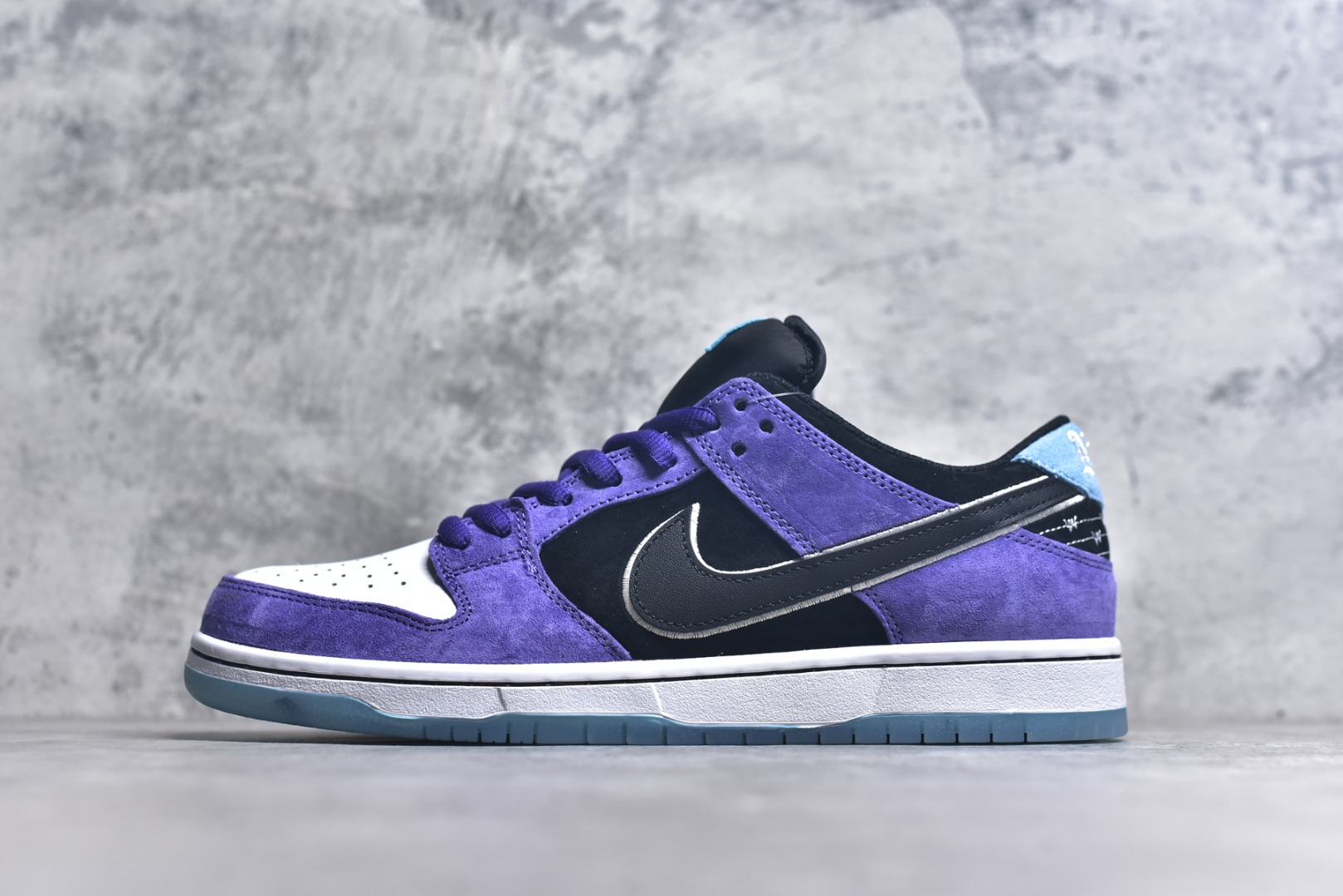 #Nike SB Dunk Low \”Court Purple\” 联名款 低帮休闲板鞋 HJ0513-500 #鞋身采用磨砂皮革与光面皮革的白、紫、黑三色营造，细节还注入松石绿点缀，内敛又透着清爽。鞋侧重叠 Swoosh 与后跟 W 车线元素，进一步凸显层次。 尺码：40 40.5 41 42 42.5 43 44 44.5 45 46 47.5-选品中心