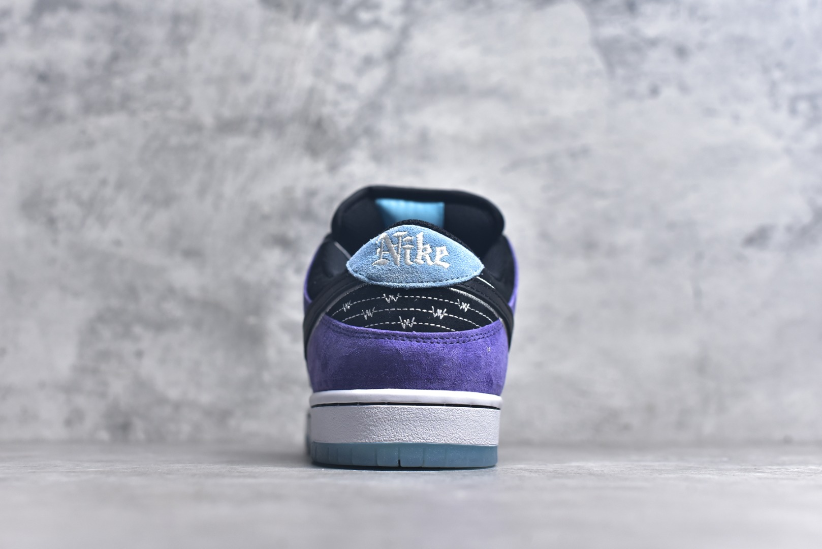 图片[5]-#Nike SB Dunk Low \”Court Purple\” 联名款 低帮休闲板鞋 HJ0513-500 #鞋身采用磨砂皮革与光面皮革的白、紫、黑三色营造，细节还注入松石绿点缀，内敛又透着清爽。鞋侧重叠 Swoosh 与后跟 W 车线元素，进一步凸显层次。 尺码：40 40.5 41 42 42.5 43 44 44.5 45 46 47.5-选品中心
