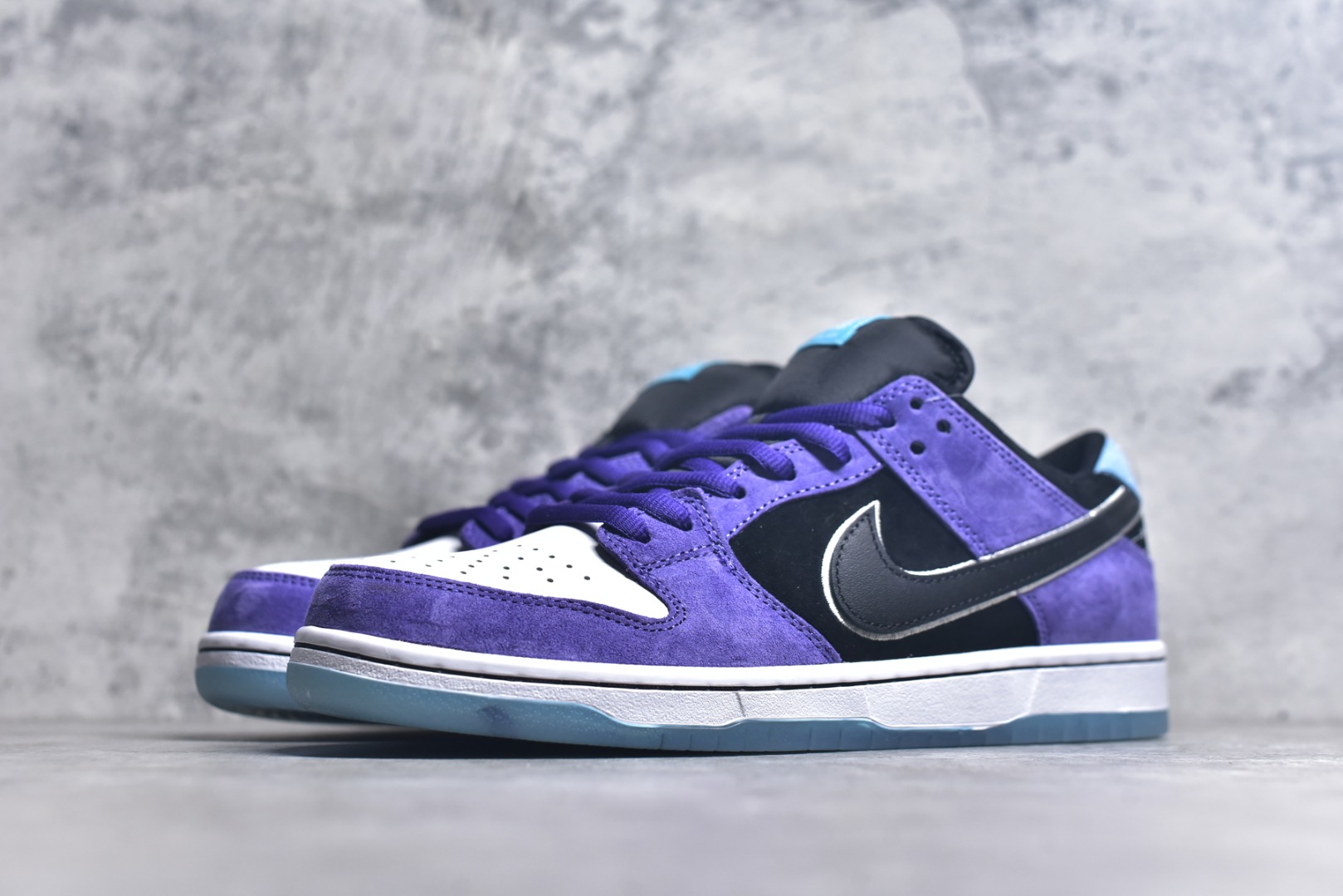 图片[2]-#Nike SB Dunk Low \”Court Purple\” 联名款 低帮休闲板鞋 HJ0513-500 #鞋身采用磨砂皮革与光面皮革的白、紫、黑三色营造，细节还注入松石绿点缀，内敛又透着清爽。鞋侧重叠 Swoosh 与后跟 W 车线元素，进一步凸显层次。 尺码：40 40.5 41 42 42.5 43 44 44.5 45 46 47.5-选品中心