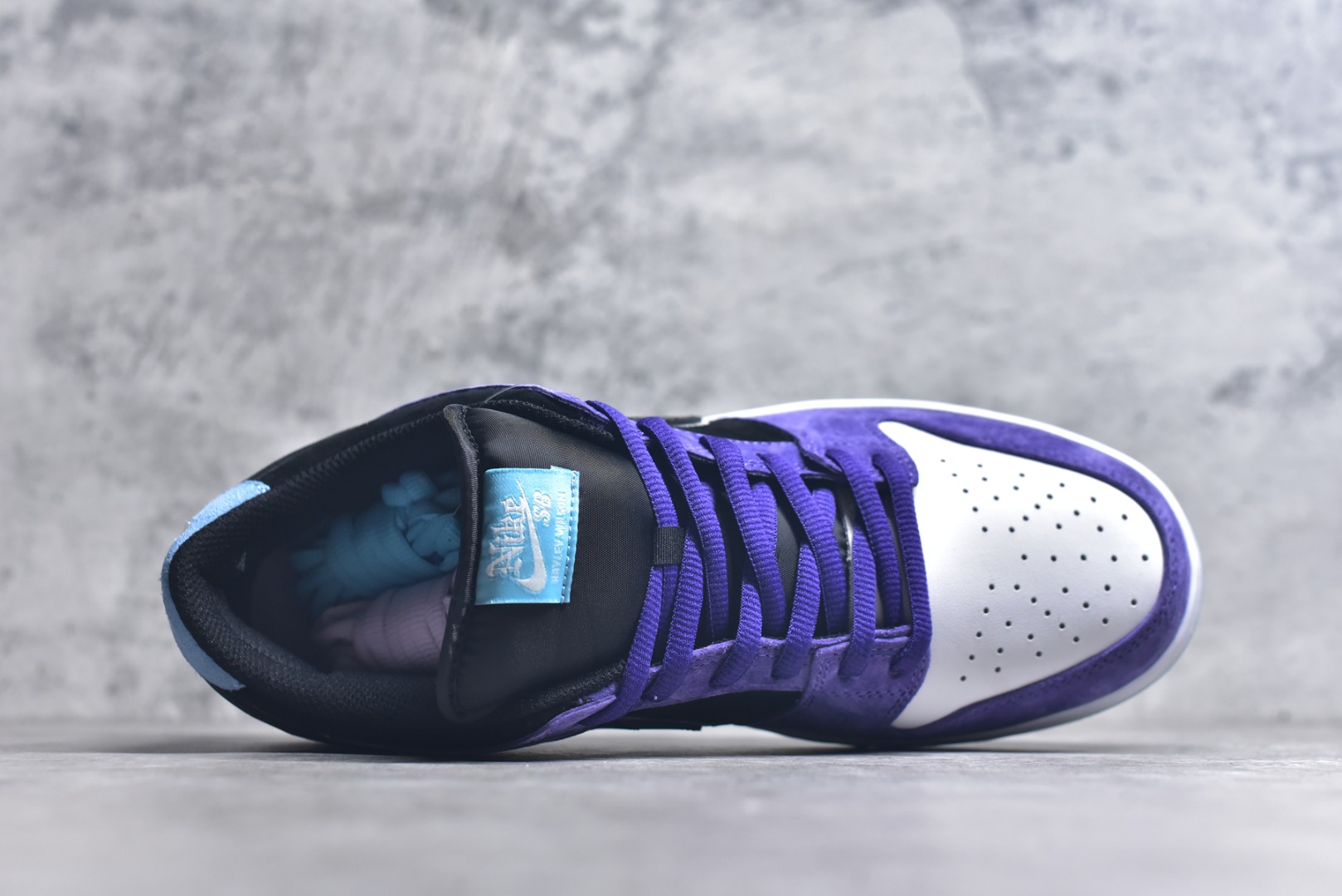 图片[4]-#Nike SB Dunk Low \”Court Purple\” 联名款 低帮休闲板鞋 HJ0513-500 #鞋身采用磨砂皮革与光面皮革的白、紫、黑三色营造，细节还注入松石绿点缀，内敛又透着清爽。鞋侧重叠 Swoosh 与后跟 W 车线元素，进一步凸显层次。 尺码：40 40.5 41 42 42.5 43 44 44.5 45 46 47.5-选品中心