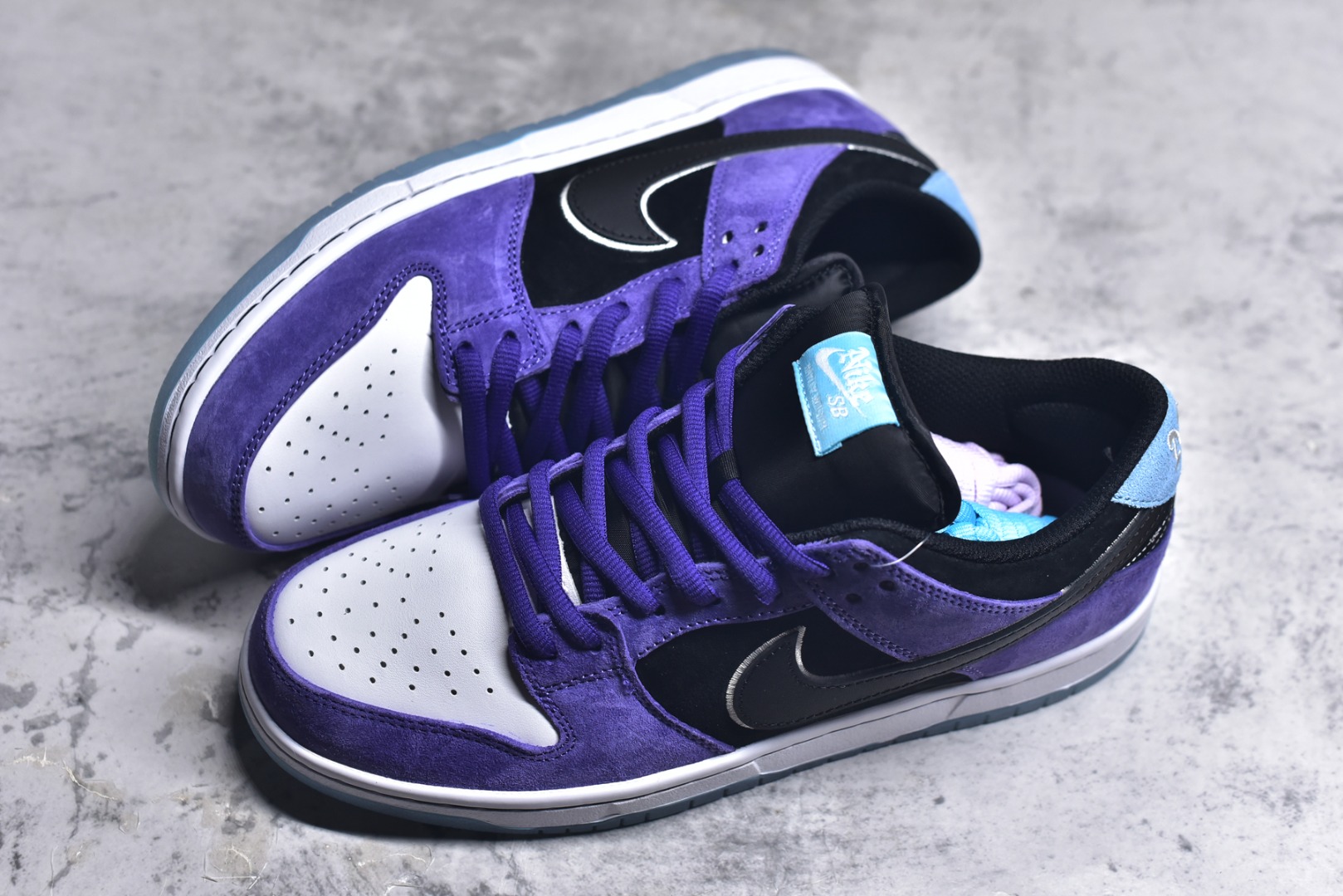 图片[7]-#Nike SB Dunk Low \”Court Purple\” 联名款 低帮休闲板鞋 HJ0513-500 #鞋身采用磨砂皮革与光面皮革的白、紫、黑三色营造，细节还注入松石绿点缀，内敛又透着清爽。鞋侧重叠 Swoosh 与后跟 W 车线元素，进一步凸显层次。 尺码：40 40.5 41 42 42.5 43 44 44.5 45 46 47.5-选品中心