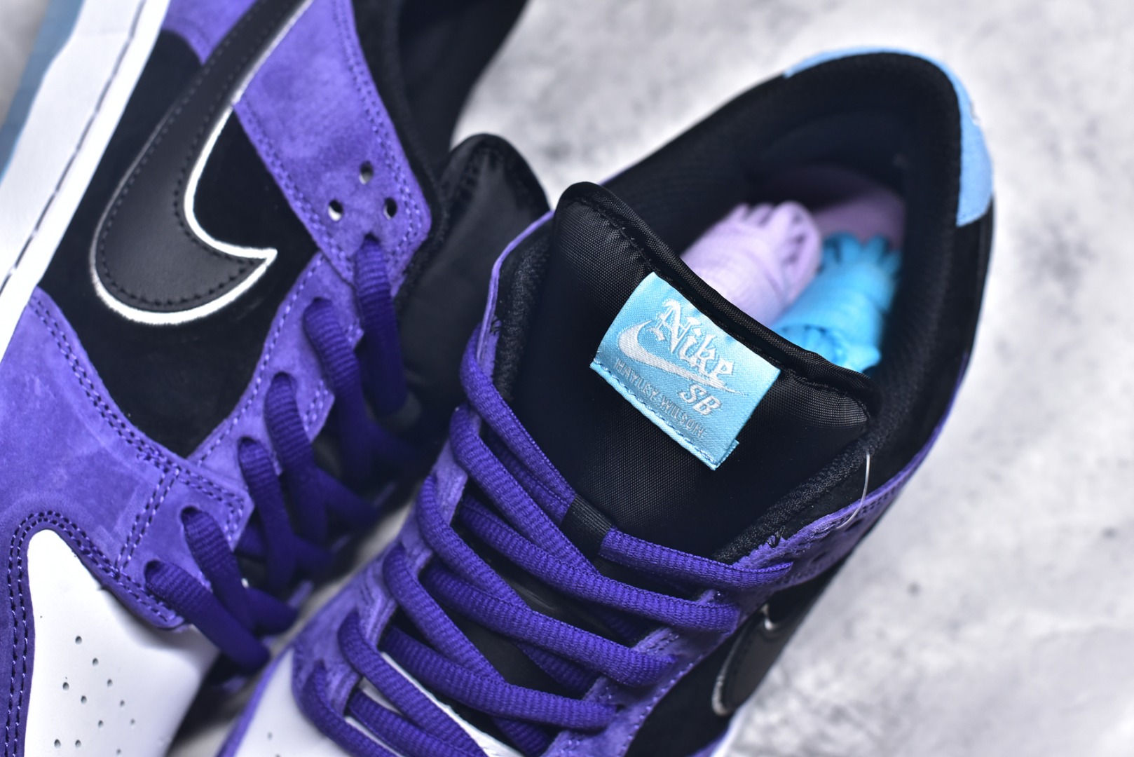 图片[9]-#Nike SB Dunk Low \”Court Purple\” 联名款 低帮休闲板鞋 HJ0513-500 #鞋身采用磨砂皮革与光面皮革的白、紫、黑三色营造，细节还注入松石绿点缀，内敛又透着清爽。鞋侧重叠 Swoosh 与后跟 W 车线元素，进一步凸显层次。 尺码：40 40.5 41 42 42.5 43 44 44.5 45 46 47.5-选品中心