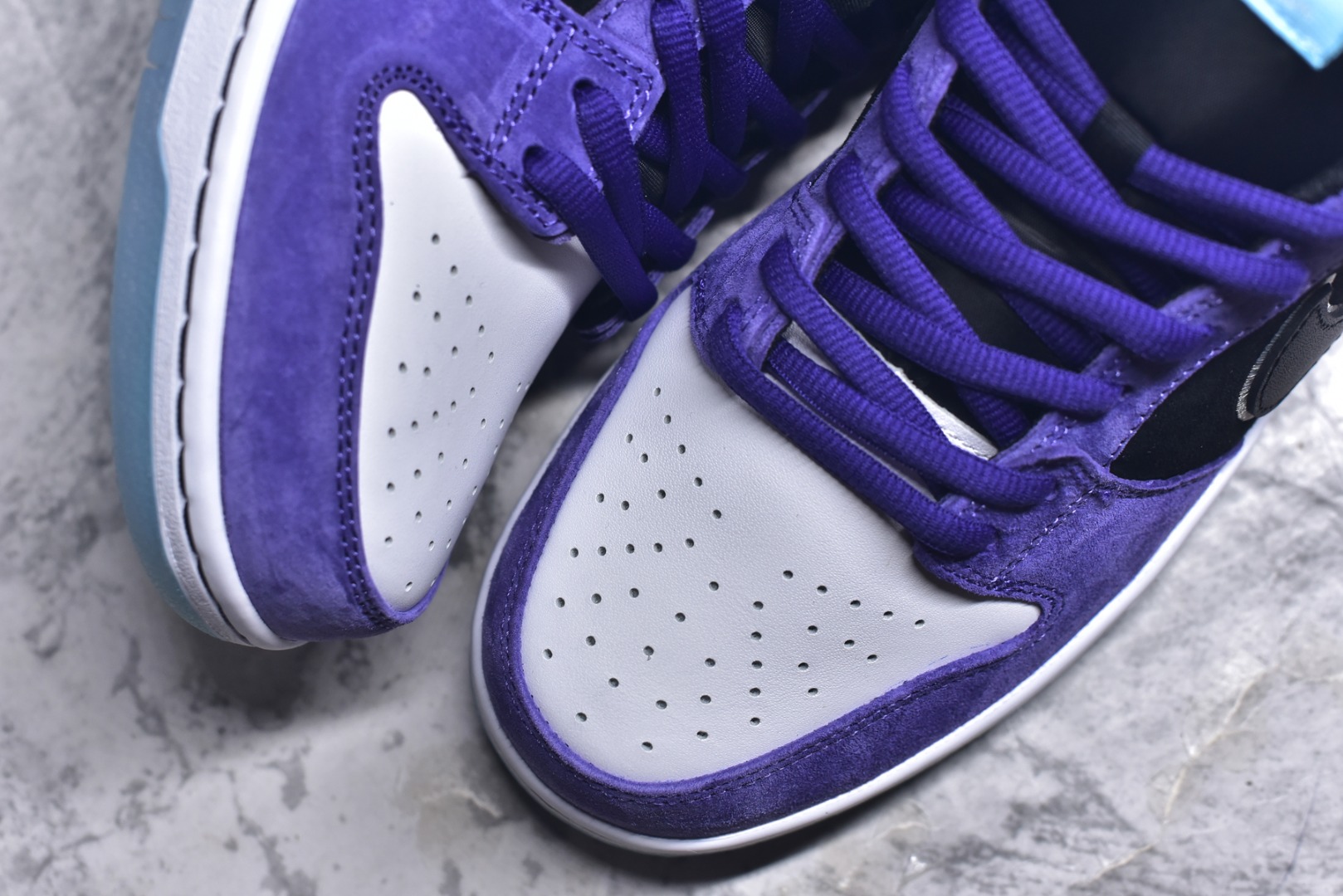 图片[8]-#Nike SB Dunk Low \”Court Purple\” 联名款 低帮休闲板鞋 HJ0513-500 #鞋身采用磨砂皮革与光面皮革的白、紫、黑三色营造，细节还注入松石绿点缀，内敛又透着清爽。鞋侧重叠 Swoosh 与后跟 W 车线元素，进一步凸显层次。 尺码：40 40.5 41 42 42.5 43 44 44.5 45 46 47.5-选品中心