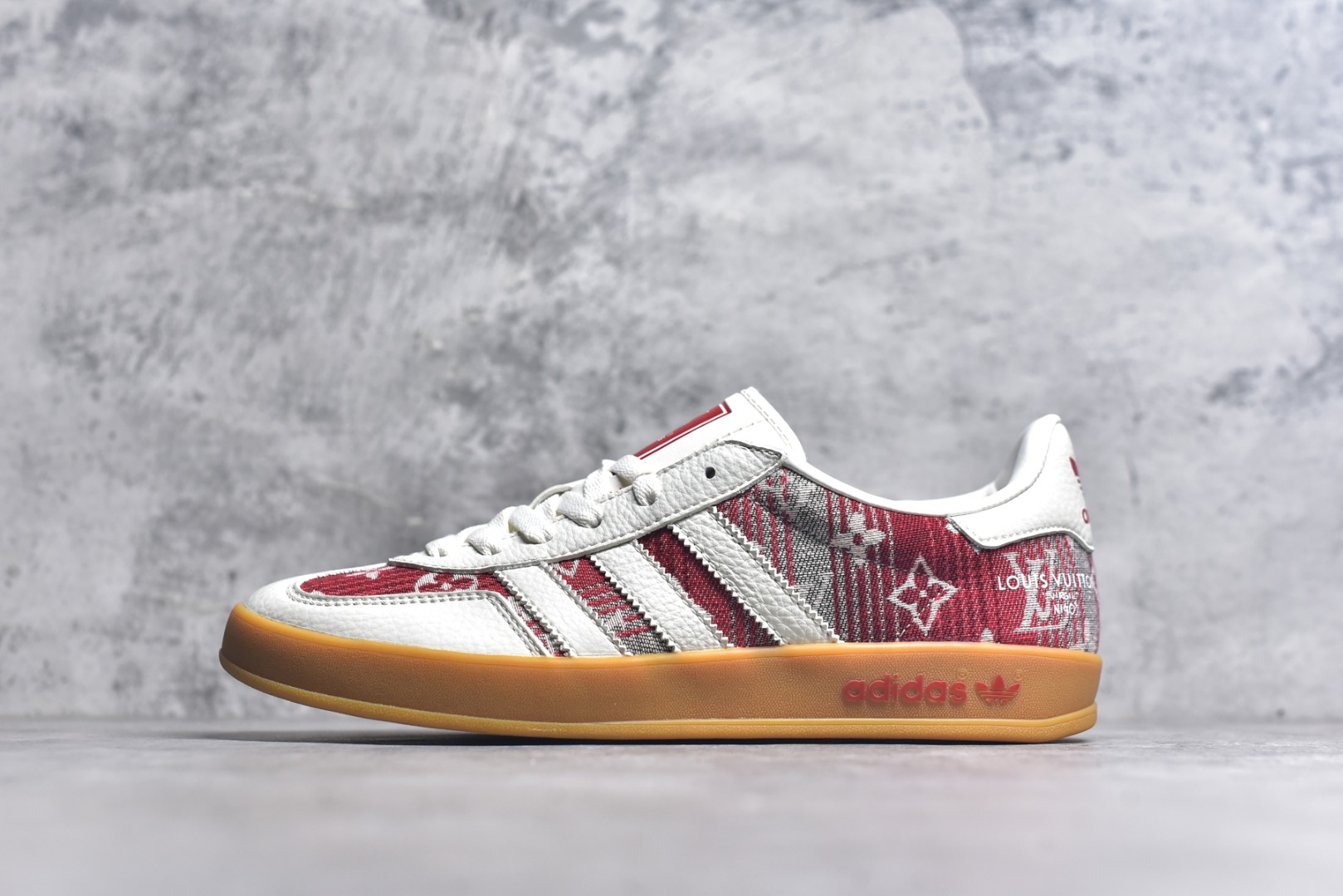 #adidas 德训鞋 “LV联名-灰红牛仔”高端定制 大厂纯原品质出货 超高清洁度 细节完美 舒适百搭 低帮休闲板鞋 男女同款 货号：SC9207-734 尺码：36 36.5 37.5 38 38.5 39 40 40.5 41 42 42.5 43 44 44.5 45-选品中心