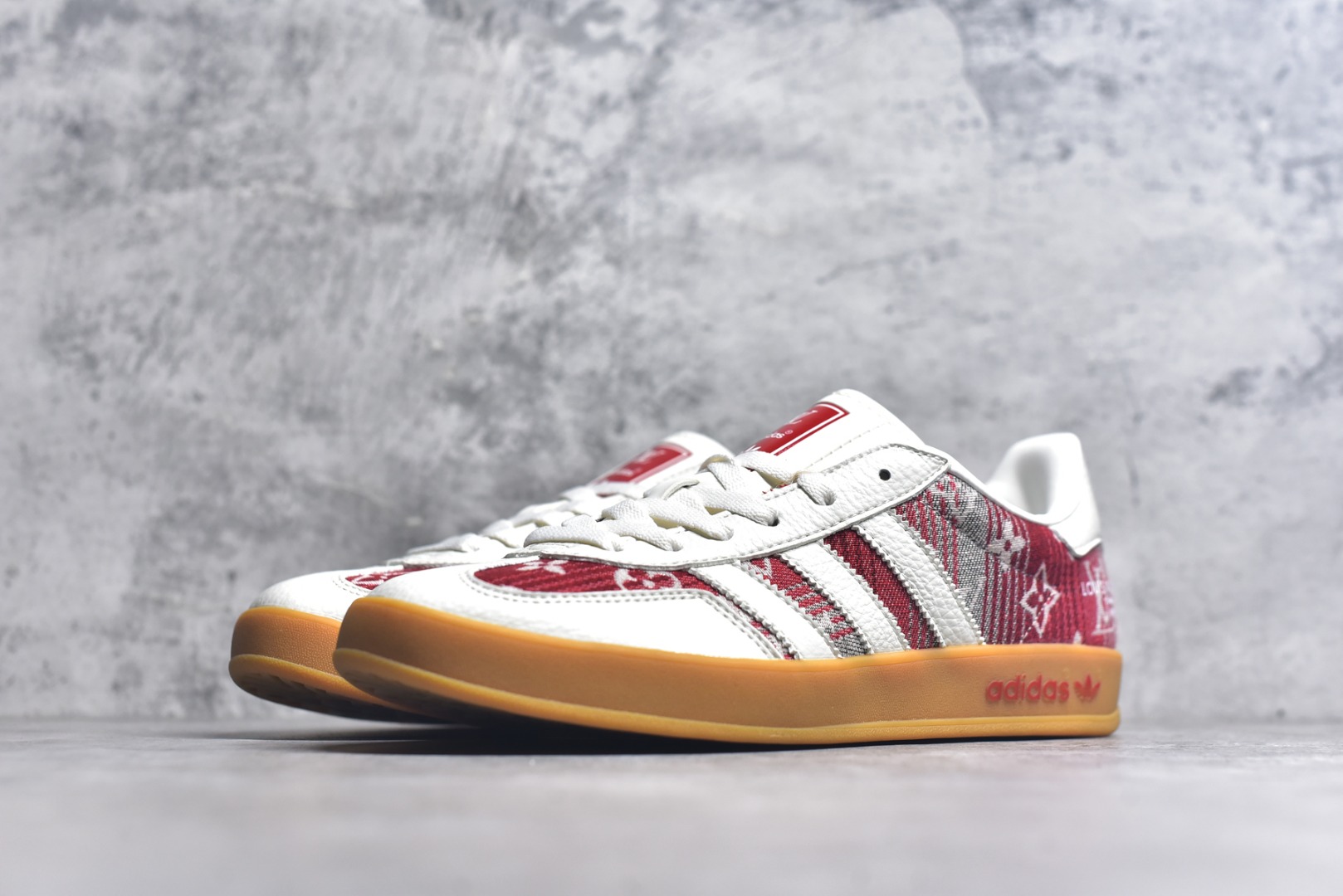 图片[2]-#adidas 德训鞋 “LV联名-灰红牛仔”高端定制 大厂纯原品质出货 超高清洁度 细节完美 舒适百搭 低帮休闲板鞋 男女同款 货号：SC9207-734 尺码：36 36.5 37.5 38 38.5 39 40 40.5 41 42 42.5 43 44 44.5 45-选品中心