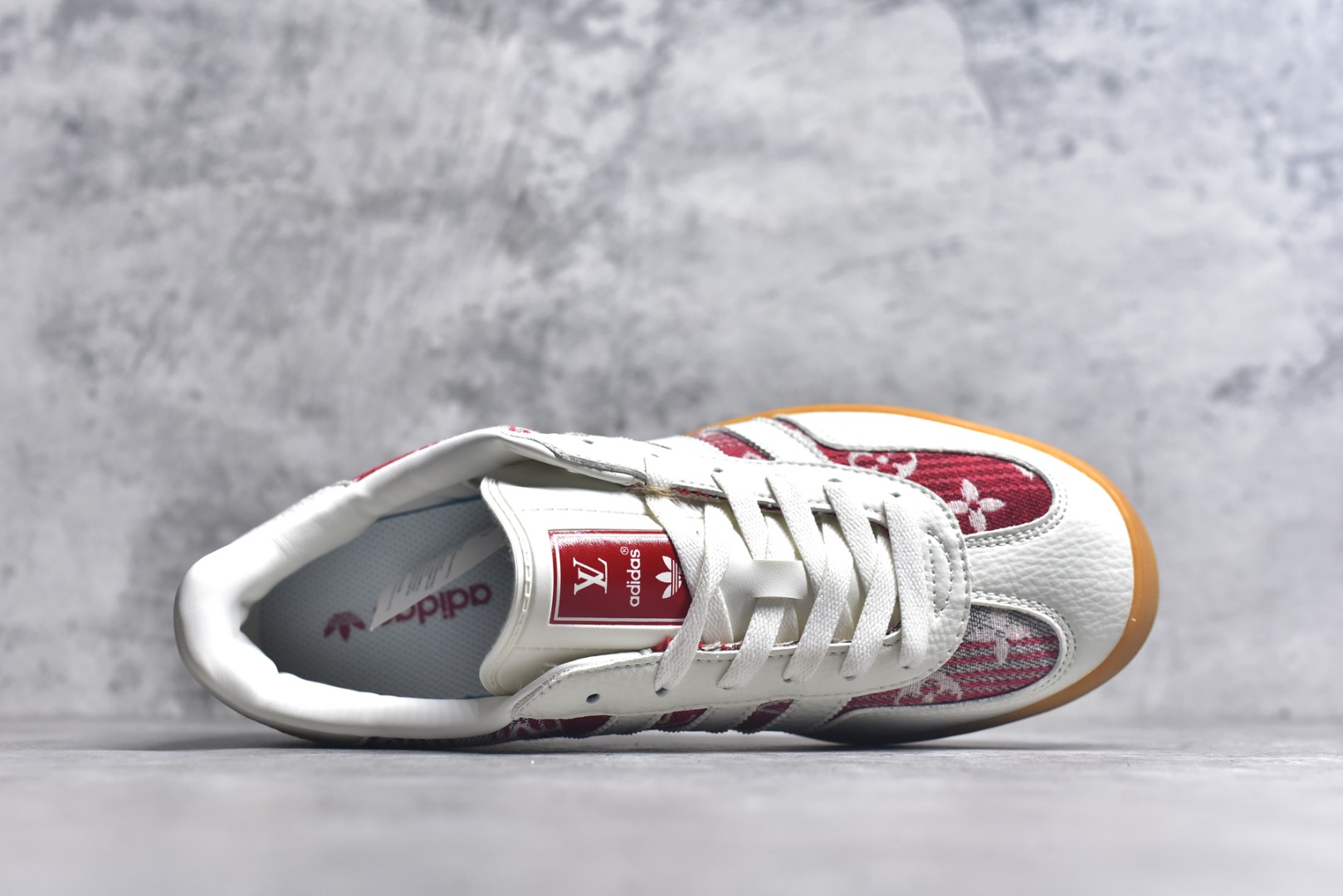 图片[4]-#adidas 德训鞋 “LV联名-灰红牛仔”高端定制 大厂纯原品质出货 超高清洁度 细节完美 舒适百搭 低帮休闲板鞋 男女同款 货号：SC9207-734 尺码：36 36.5 37.5 38 38.5 39 40 40.5 41 42 42.5 43 44 44.5 45-选品中心