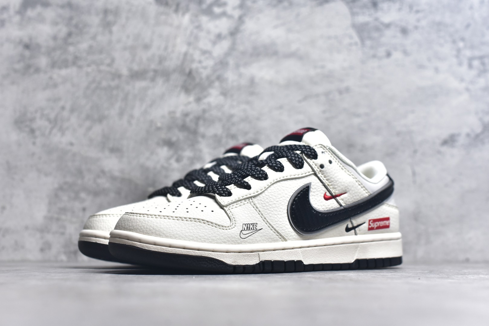 图片[2]-#NIKE DUNK SB LOW 全新配色 定制Dunk SB顾名思义，具有经典的Dunk血缘，又注入了更多的时尚元素。相较于普通的Dunk滑板鞋，改良版的Dunk SB加厚了鞋舌的填充，使舒适性大大提升，同时也更方便穿脱；中底部分则加入了脚感柔软舒适Zoom Air气垫，有效吸收滑板等极限运动在落地时带来的冲击力，为街头运动者们提供更好的保护 货号：JP1628 008 尺码：36 36.5 37.5 38 38.5 39 40 40.5 41 42 42.5 43 44 45-选品中心