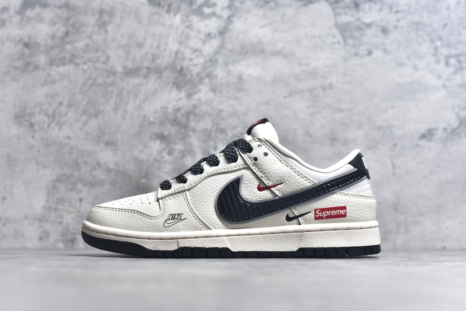 #NIKE DUNK SB LOW 全新配色 定制Dunk SB顾名思义，具有经典的Dunk血缘，又注入了更多的时尚元素。相较于普通的Dunk滑板鞋，改良版的Dunk SB加厚了鞋舌的填充，使舒适性大大提升，同时也更方便穿脱；中底部分则加入了脚感柔软舒适Zoom Air气垫，有效吸收滑板等极限运动在落地时带来的冲击力，为街头运动者们提供更好的保护 货号：JP1628 008 尺码：36 36.5 37.5 38 38.5 39 40 40.5 41 42 42.5 43 44 45-选品中心