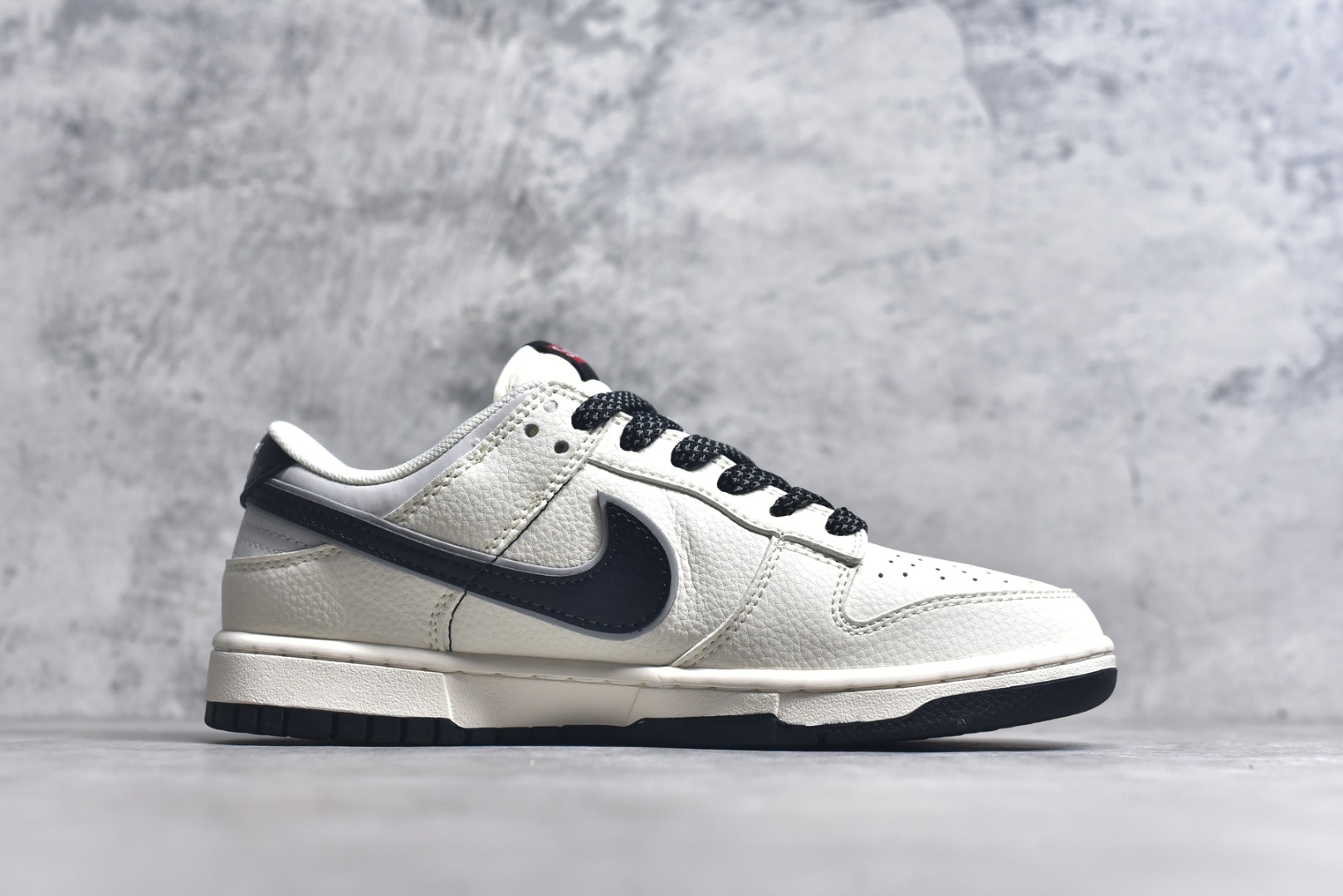 图片[3]-#NIKE DUNK SB LOW 全新配色 定制Dunk SB顾名思义，具有经典的Dunk血缘，又注入了更多的时尚元素。相较于普通的Dunk滑板鞋，改良版的Dunk SB加厚了鞋舌的填充，使舒适性大大提升，同时也更方便穿脱；中底部分则加入了脚感柔软舒适Zoom Air气垫，有效吸收滑板等极限运动在落地时带来的冲击力，为街头运动者们提供更好的保护 货号：JP1628 008 尺码：36 36.5 37.5 38 38.5 39 40 40.5 41 42 42.5 43 44 45-选品中心