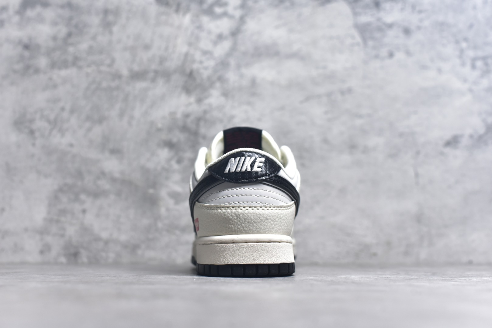 图片[5]-#NIKE DUNK SB LOW 全新配色 定制Dunk SB顾名思义，具有经典的Dunk血缘，又注入了更多的时尚元素。相较于普通的Dunk滑板鞋，改良版的Dunk SB加厚了鞋舌的填充，使舒适性大大提升，同时也更方便穿脱；中底部分则加入了脚感柔软舒适Zoom Air气垫，有效吸收滑板等极限运动在落地时带来的冲击力，为街头运动者们提供更好的保护 货号：JP1628 008 尺码：36 36.5 37.5 38 38.5 39 40 40.5 41 42 42.5 43 44 45-选品中心