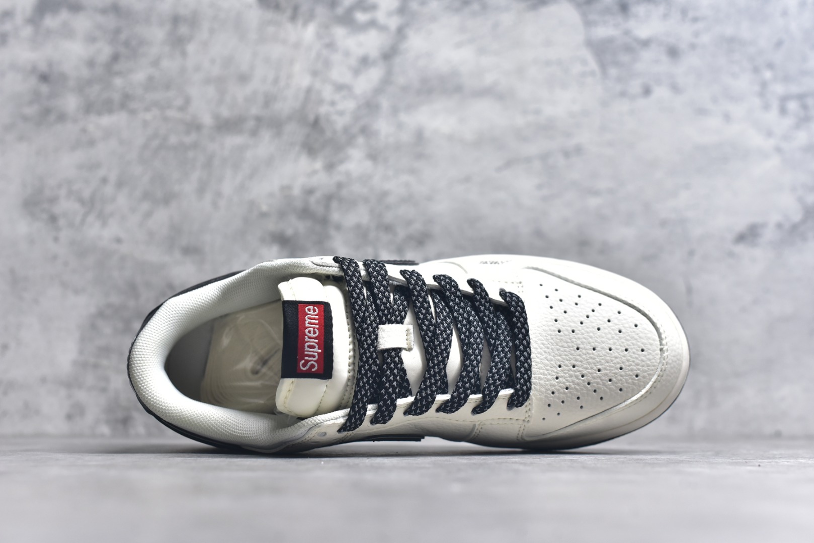 图片[4]-#NIKE DUNK SB LOW 全新配色 定制Dunk SB顾名思义，具有经典的Dunk血缘，又注入了更多的时尚元素。相较于普通的Dunk滑板鞋，改良版的Dunk SB加厚了鞋舌的填充，使舒适性大大提升，同时也更方便穿脱；中底部分则加入了脚感柔软舒适Zoom Air气垫，有效吸收滑板等极限运动在落地时带来的冲击力，为街头运动者们提供更好的保护 货号：JP1628 008 尺码：36 36.5 37.5 38 38.5 39 40 40.5 41 42 42.5 43 44 45-选品中心