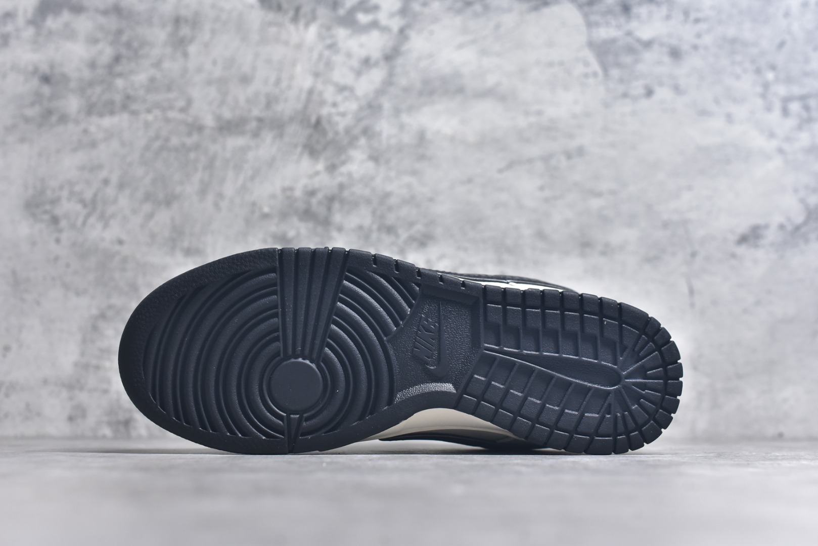 图片[6]-#NIKE DUNK SB LOW 全新配色 定制Dunk SB顾名思义，具有经典的Dunk血缘，又注入了更多的时尚元素。相较于普通的Dunk滑板鞋，改良版的Dunk SB加厚了鞋舌的填充，使舒适性大大提升，同时也更方便穿脱；中底部分则加入了脚感柔软舒适Zoom Air气垫，有效吸收滑板等极限运动在落地时带来的冲击力，为街头运动者们提供更好的保护 货号：JP1628 008 尺码：36 36.5 37.5 38 38.5 39 40 40.5 41 42 42.5 43 44 45-选品中心