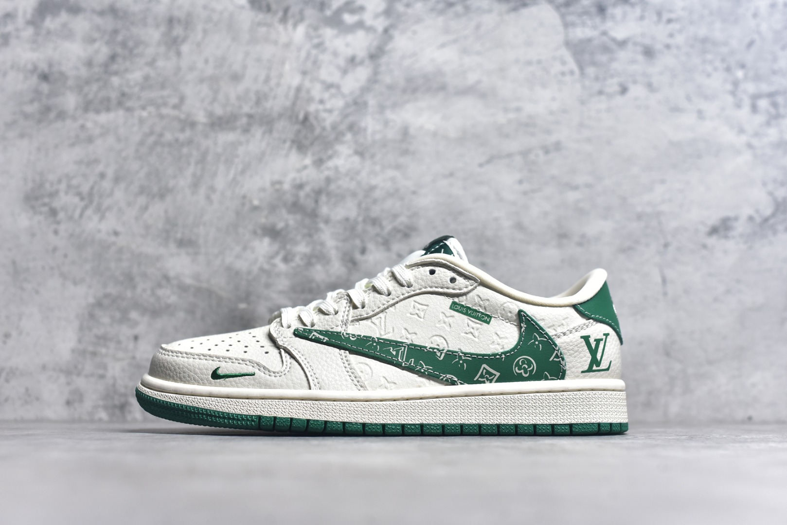 #Travis Scott x Fragment Design x Air Jordan 1 Low OG SP AJ1 乔1 LV联名 米绿花勾 低帮文化休闲板鞋 XS2025-064 #多方联名合作融合了Travis Scott 独特的音乐风格，藤原浩个性的设计风格以及Jordan品牌的经典元素 使其成为一双具有独特身份和价值的鞋子 清新而立体的外观加上联名标识更突出了其独特身份 这种配色方案显示出活力和时尚感 在视觉上引人注目 鞋身的质感和细腻的细节处理使其显得高端而格调十足 这款“倒钩”联名是设计与创意完美结合 融合多方的个性风格是一款备受瞩目的潮流鞋款 尺码：36 36.5 37.5 38 38.5 39 40 40.5 41 42 42.5 43 44 44.5 45 9.E5-选品中心