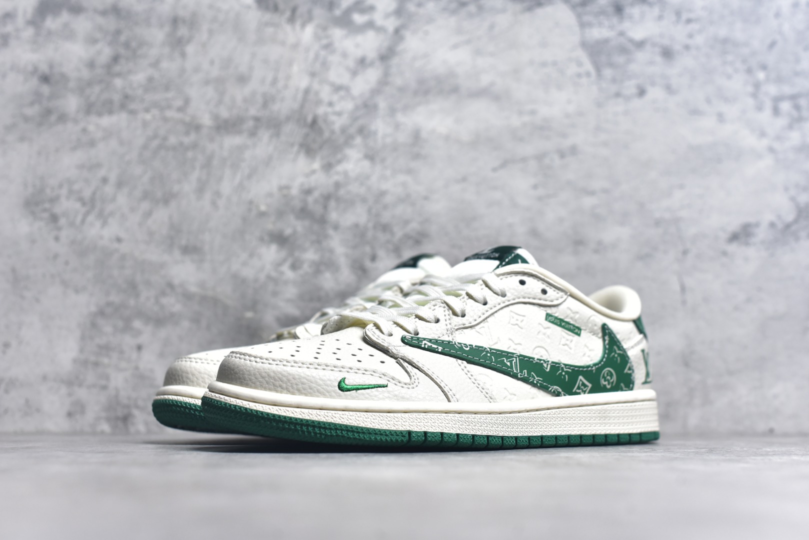 图片[2]-#Travis Scott x Fragment Design x Air Jordan 1 Low OG SP AJ1 乔1 LV联名 米绿花勾 低帮文化休闲板鞋 XS2025-064 #多方联名合作融合了Travis Scott 独特的音乐风格，藤原浩个性的设计风格以及Jordan品牌的经典元素 使其成为一双具有独特身份和价值的鞋子 清新而立体的外观加上联名标识更突出了其独特身份 这种配色方案显示出活力和时尚感 在视觉上引人注目 鞋身的质感和细腻的细节处理使其显得高端而格调十足 这款“倒钩”联名是设计与创意完美结合 融合多方的个性风格是一款备受瞩目的潮流鞋款 尺码：36 36.5 37.5 38 38.5 39 40 40.5 41 42 42.5 43 44 44.5 45 9.E5-选品中心