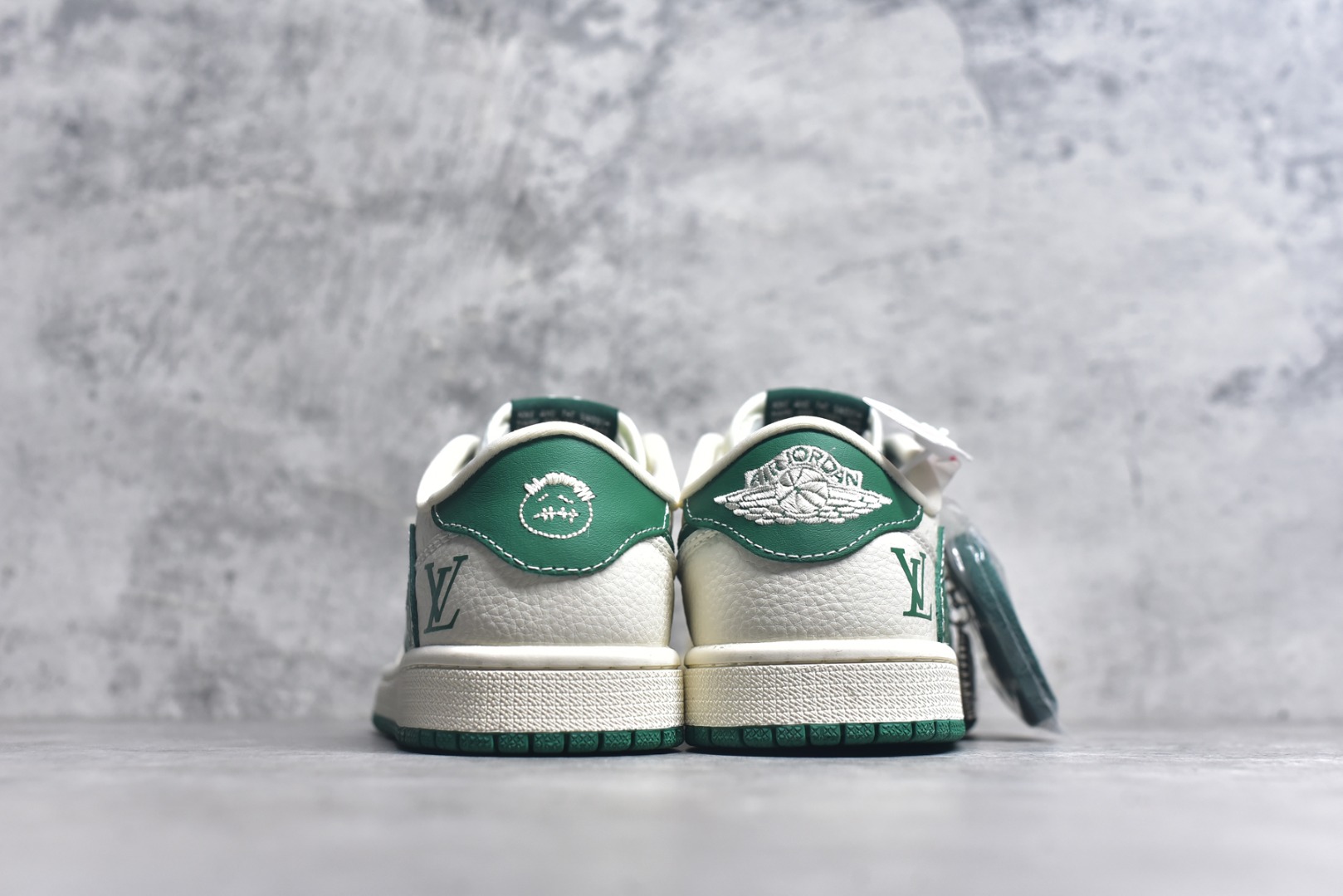 图片[5]-#Travis Scott x Fragment Design x Air Jordan 1 Low OG SP AJ1 乔1 LV联名 米绿花勾 低帮文化休闲板鞋 XS2025-064 #多方联名合作融合了Travis Scott 独特的音乐风格，藤原浩个性的设计风格以及Jordan品牌的经典元素 使其成为一双具有独特身份和价值的鞋子 清新而立体的外观加上联名标识更突出了其独特身份 这种配色方案显示出活力和时尚感 在视觉上引人注目 鞋身的质感和细腻的细节处理使其显得高端而格调十足 这款“倒钩”联名是设计与创意完美结合 融合多方的个性风格是一款备受瞩目的潮流鞋款 尺码：36 36.5 37.5 38 38.5 39 40 40.5 41 42 42.5 43 44 44.5 45 9.E5-选品中心