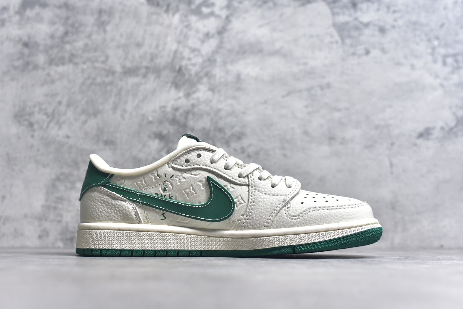 图片[3]-#Travis Scott x Fragment Design x Air Jordan 1 Low OG SP AJ1 乔1 LV联名 米绿花勾 低帮文化休闲板鞋 XS2025-064 #多方联名合作融合了Travis Scott 独特的音乐风格，藤原浩个性的设计风格以及Jordan品牌的经典元素 使其成为一双具有独特身份和价值的鞋子 清新而立体的外观加上联名标识更突出了其独特身份 这种配色方案显示出活力和时尚感 在视觉上引人注目 鞋身的质感和细腻的细节处理使其显得高端而格调十足 这款“倒钩”联名是设计与创意完美结合 融合多方的个性风格是一款备受瞩目的潮流鞋款 尺码：36 36.5 37.5 38 38.5 39 40 40.5 41 42 42.5 43 44 44.5 45 9.E5-选品中心