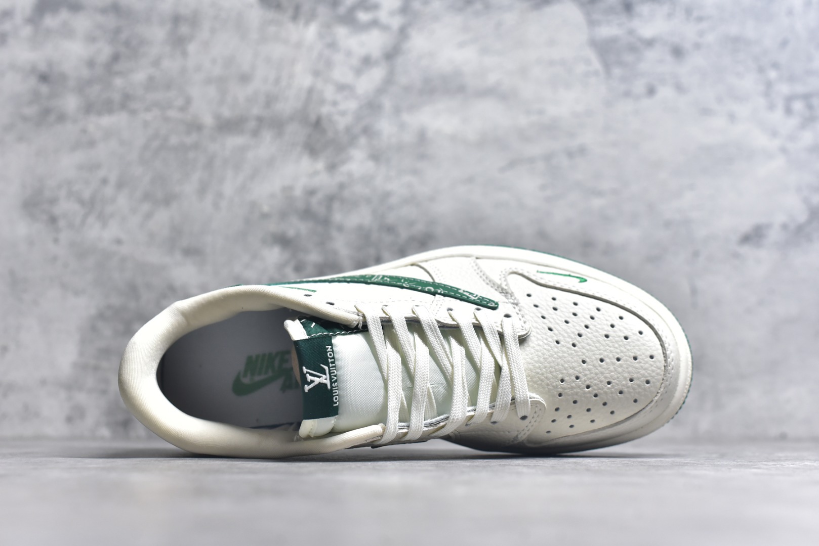 图片[4]-#Travis Scott x Fragment Design x Air Jordan 1 Low OG SP AJ1 乔1 LV联名 米绿花勾 低帮文化休闲板鞋 XS2025-064 #多方联名合作融合了Travis Scott 独特的音乐风格，藤原浩个性的设计风格以及Jordan品牌的经典元素 使其成为一双具有独特身份和价值的鞋子 清新而立体的外观加上联名标识更突出了其独特身份 这种配色方案显示出活力和时尚感 在视觉上引人注目 鞋身的质感和细腻的细节处理使其显得高端而格调十足 这款“倒钩”联名是设计与创意完美结合 融合多方的个性风格是一款备受瞩目的潮流鞋款 尺码：36 36.5 37.5 38 38.5 39 40 40.5 41 42 42.5 43 44 44.5 45 9.E5-选品中心