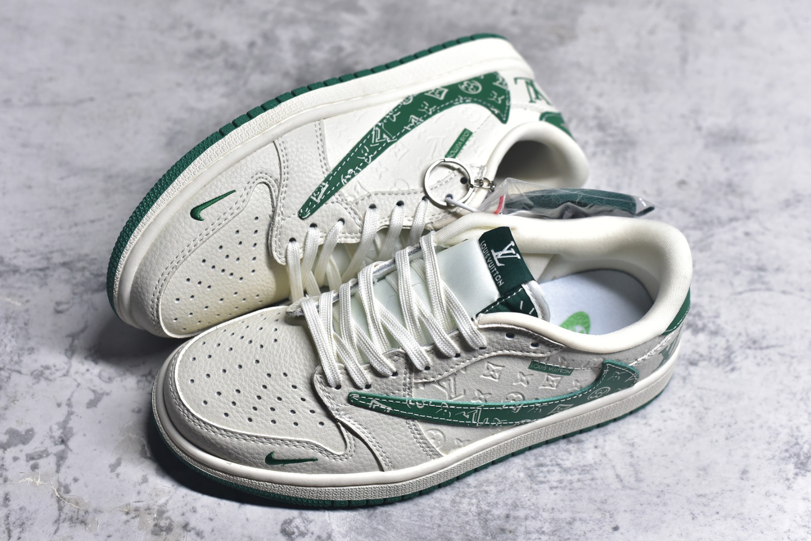 图片[7]-#Travis Scott x Fragment Design x Air Jordan 1 Low OG SP AJ1 乔1 LV联名 米绿花勾 低帮文化休闲板鞋 XS2025-064 #多方联名合作融合了Travis Scott 独特的音乐风格，藤原浩个性的设计风格以及Jordan品牌的经典元素 使其成为一双具有独特身份和价值的鞋子 清新而立体的外观加上联名标识更突出了其独特身份 这种配色方案显示出活力和时尚感 在视觉上引人注目 鞋身的质感和细腻的细节处理使其显得高端而格调十足 这款“倒钩”联名是设计与创意完美结合 融合多方的个性风格是一款备受瞩目的潮流鞋款 尺码：36 36.5 37.5 38 38.5 39 40 40.5 41 42 42.5 43 44 44.5 45 9.E5-选品中心