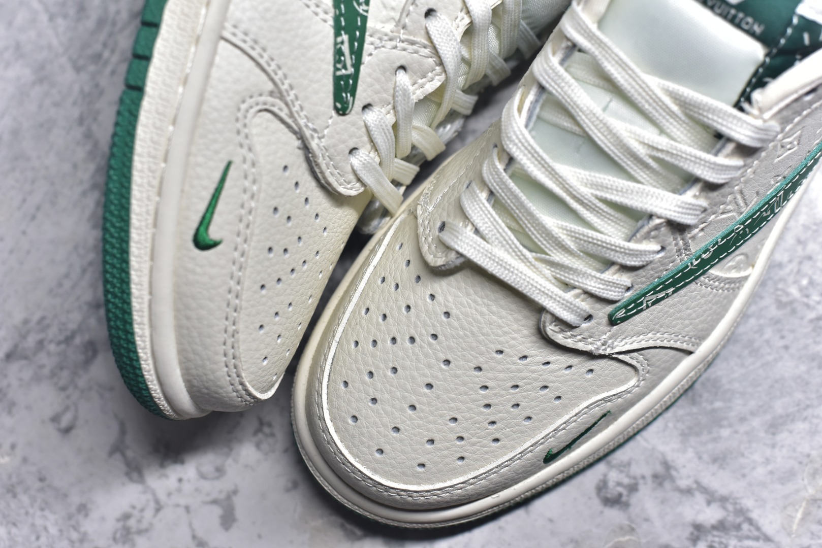 图片[8]-#Travis Scott x Fragment Design x Air Jordan 1 Low OG SP AJ1 乔1 LV联名 米绿花勾 低帮文化休闲板鞋 XS2025-064 #多方联名合作融合了Travis Scott 独特的音乐风格，藤原浩个性的设计风格以及Jordan品牌的经典元素 使其成为一双具有独特身份和价值的鞋子 清新而立体的外观加上联名标识更突出了其独特身份 这种配色方案显示出活力和时尚感 在视觉上引人注目 鞋身的质感和细腻的细节处理使其显得高端而格调十足 这款“倒钩”联名是设计与创意完美结合 融合多方的个性风格是一款备受瞩目的潮流鞋款 尺码：36 36.5 37.5 38 38.5 39 40 40.5 41 42 42.5 43 44 44.5 45 9.E5-选品中心