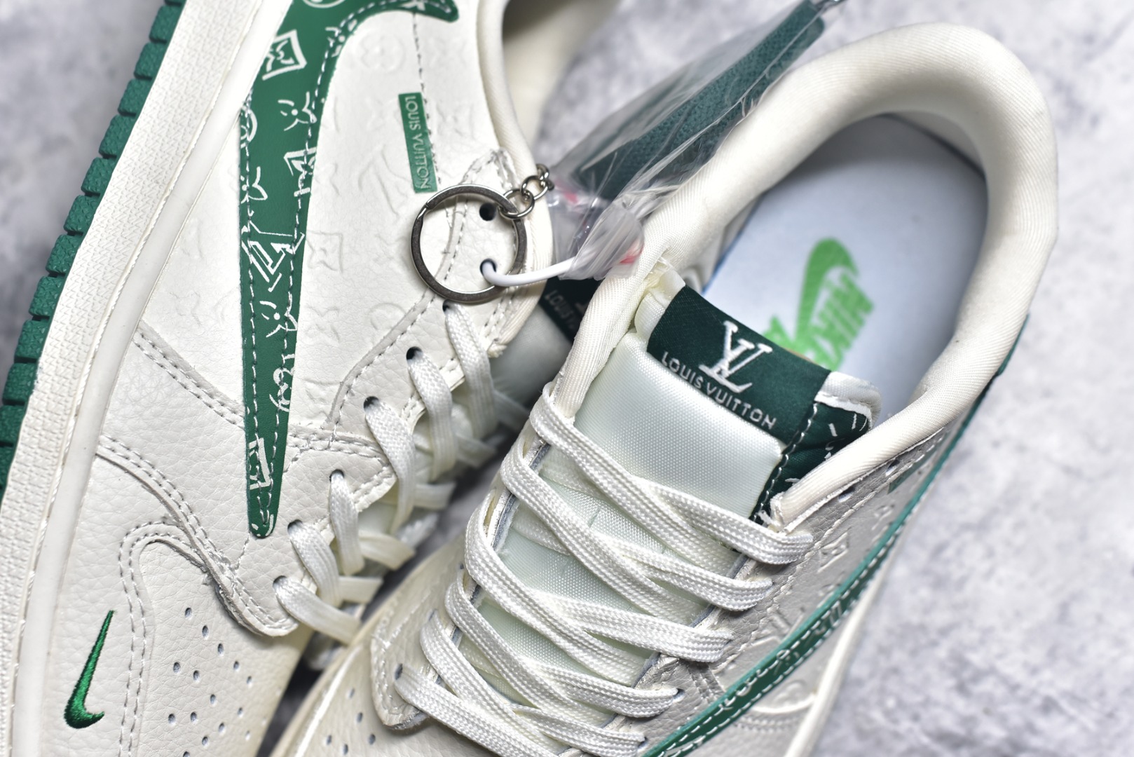 图片[9]-#Travis Scott x Fragment Design x Air Jordan 1 Low OG SP AJ1 乔1 LV联名 米绿花勾 低帮文化休闲板鞋 XS2025-064 #多方联名合作融合了Travis Scott 独特的音乐风格，藤原浩个性的设计风格以及Jordan品牌的经典元素 使其成为一双具有独特身份和价值的鞋子 清新而立体的外观加上联名标识更突出了其独特身份 这种配色方案显示出活力和时尚感 在视觉上引人注目 鞋身的质感和细腻的细节处理使其显得高端而格调十足 这款“倒钩”联名是设计与创意完美结合 融合多方的个性风格是一款备受瞩目的潮流鞋款 尺码：36 36.5 37.5 38 38.5 39 40 40.5 41 42 42.5 43 44 44.5 45 9.E5-选品中心