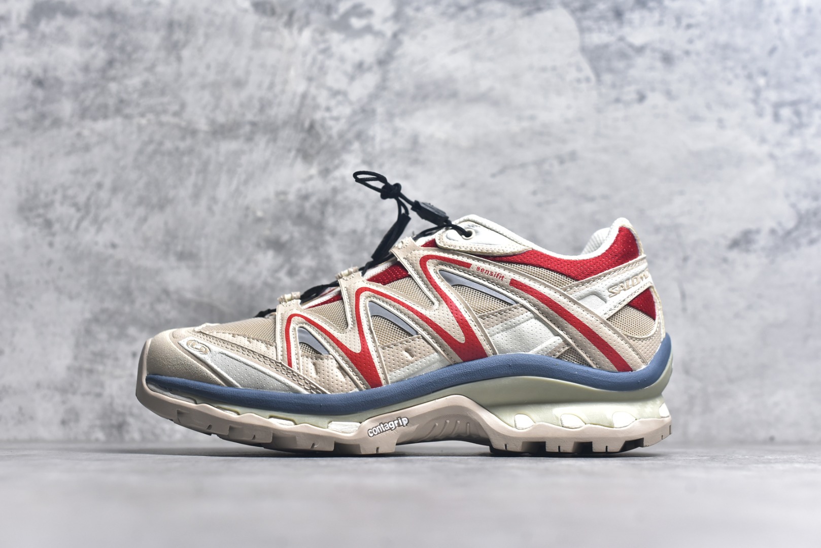 #Salomon XT-QUEST ADV 萨洛蒙潮流越野机能户外功能鞋 纯原外贸平台特供订单 耗时半年巨作 全套原纸板楦头开发 原厂特供网布配套加持 确保原汁原味 完美呈现版型 原档数据独家私模五层组合大底 男女鞋同步官方开发至46.5 原装Ortholite轻量化鞋垫 中底布带钢印编号 原厂TPU锁扣 进口港宝加持 后跟自然饱满 还原公司包裹性 基于 SALOMON 初代 XT 鞋身造型并搭载 4D ADVANCED CHASSIS™ 大底打造而成 为这款 XT-QUEST 带来了多项足部控制与保护等功能性 如在运动过程中控制左右晃动的过程而提高稳定性、改善长途越野过程中足中到足尖的过渡、提高感知岩石的精确度以抵抗尖锐物体对脚底的伤害以及采用动态缓冲来增强穿着舒适感 从而减轻疲劳感 使 XT-QUEST 成为一双舒适且安全的户外之履 尺码：36 36.5 37.5 38 38.5 39 40 40.5 41 42 42.5 43 44 44.5 45-选品中心