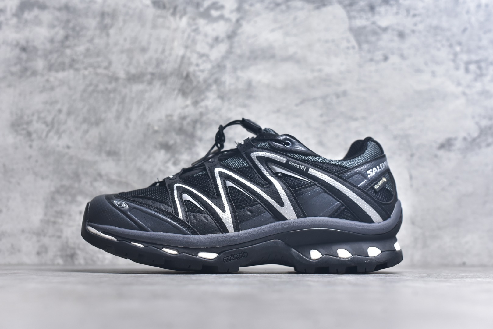 #Salomon XT-QUEST ADV 萨洛蒙潮流越野机能户外功能鞋 纯原外贸平台特供订单 耗时半年巨作 全套原纸板楦头开发 原厂特供网布配套加持 确保原汁原味 完美呈现版型 原档数据独家私模五层组合大底 男女鞋同步官方开发至46.5 原装Ortholite轻量化鞋垫 中底布带钢印编号 原厂TPU锁扣 进口港宝加持 后跟自然饱满 还原公司包裹性 基于 SALOMON 初代 XT 鞋身造型并搭载 4D ADVANCED CHASSIS™ 大底打造而成 为这款 XT-QUEST 带来了多项足部控制与保护等功能性 如在运动过程中控制左右晃动的过程而提高稳定性、改善长途越野过程中足中到足尖的过渡、提高感知岩石的精确度以抵抗尖锐物体对脚底的伤害以及采用动态缓冲来增强穿着舒适感 从而减轻疲劳感 使 XT-QUEST 成为一双舒适且安全的户外之履 尺码：36 36.5 37.5 38 38.5 39 40 40.5 41 42 42.5 43 44 44.5 45-选品中心