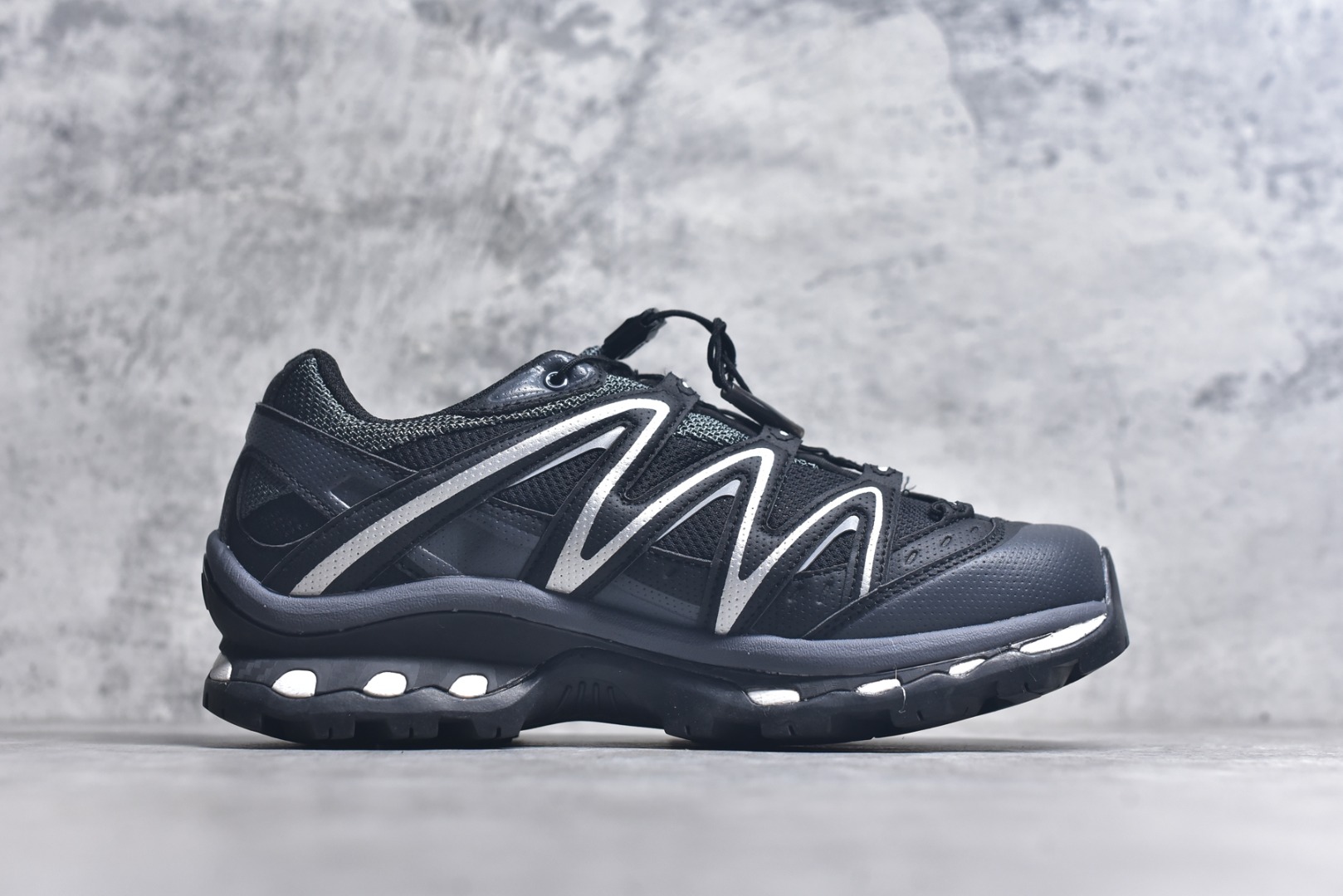 图片[3]-#Salomon XT-QUEST ADV 萨洛蒙潮流越野机能户外功能鞋 纯原外贸平台特供订单 耗时半年巨作 全套原纸板楦头开发 原厂特供网布配套加持 确保原汁原味 完美呈现版型 原档数据独家私模五层组合大底 男女鞋同步官方开发至46.5 原装Ortholite轻量化鞋垫 中底布带钢印编号 原厂TPU锁扣 进口港宝加持 后跟自然饱满 还原公司包裹性 基于 SALOMON 初代 XT 鞋身造型并搭载 4D ADVANCED CHASSIS™ 大底打造而成 为这款 XT-QUEST 带来了多项足部控制与保护等功能性 如在运动过程中控制左右晃动的过程而提高稳定性、改善长途越野过程中足中到足尖的过渡、提高感知岩石的精确度以抵抗尖锐物体对脚底的伤害以及采用动态缓冲来增强穿着舒适感 从而减轻疲劳感 使 XT-QUEST 成为一双舒适且安全的户外之履 尺码：36 36.5 37.5 38 38.5 39 40 40.5 41 42 42.5 43 44 44.5 45-选品中心