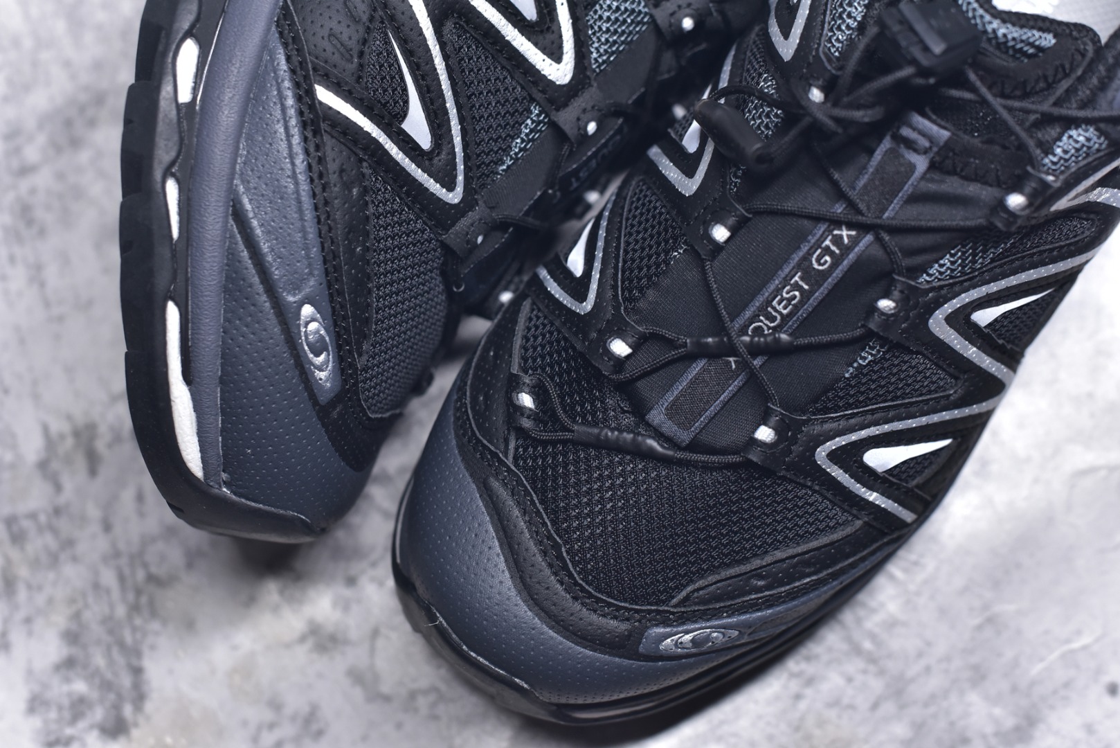 图片[8]-#Salomon XT-QUEST ADV 萨洛蒙潮流越野机能户外功能鞋 纯原外贸平台特供订单 耗时半年巨作 全套原纸板楦头开发 原厂特供网布配套加持 确保原汁原味 完美呈现版型 原档数据独家私模五层组合大底 男女鞋同步官方开发至46.5 原装Ortholite轻量化鞋垫 中底布带钢印编号 原厂TPU锁扣 进口港宝加持 后跟自然饱满 还原公司包裹性 基于 SALOMON 初代 XT 鞋身造型并搭载 4D ADVANCED CHASSIS™ 大底打造而成 为这款 XT-QUEST 带来了多项足部控制与保护等功能性 如在运动过程中控制左右晃动的过程而提高稳定性、改善长途越野过程中足中到足尖的过渡、提高感知岩石的精确度以抵抗尖锐物体对脚底的伤害以及采用动态缓冲来增强穿着舒适感 从而减轻疲劳感 使 XT-QUEST 成为一双舒适且安全的户外之履 尺码：36 36.5 37.5 38 38.5 39 40 40.5 41 42 42.5 43 44 44.5 45-选品中心
