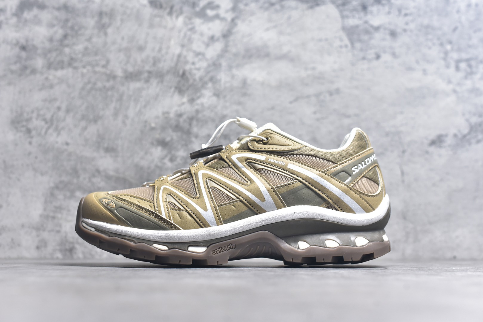 #Salomon XT-QUEST ADV 萨洛蒙潮流越野机能户外功能鞋 纯原外贸平台特供订单 耗时半年巨作 全套原纸板楦头开发 原厂特供网布配套加持 确保原汁原味 完美呈现版型 原档数据独家私模五层组合大底 男女鞋同步官方开发至46.5 原装Ortholite轻量化鞋垫 中底布带钢印编号 原厂TPU锁扣 进口港宝加持 后跟自然饱满 还原公司包裹性 基于 SALOMON 初代 XT 鞋身造型并搭载 4D ADVANCED CHASSIS™ 大底打造而成 为这款 XT-QUEST 带来了多项足部控制与保护等功能性 如在运动过程中控制左右晃动的过程而提高稳定性、改善长途越野过程中足中到足尖的过渡、提高感知岩石的精确度以抵抗尖锐物体对脚底的伤害以及采用动态缓冲来增强穿着舒适感 从而减轻疲劳感 使 XT-QUEST 成为一双舒适且安全的户外之履 尺码：36 36.5 37.5 38 38.5 39 40 40.5 41 42 42.5 43 44 44.5 45-选品中心