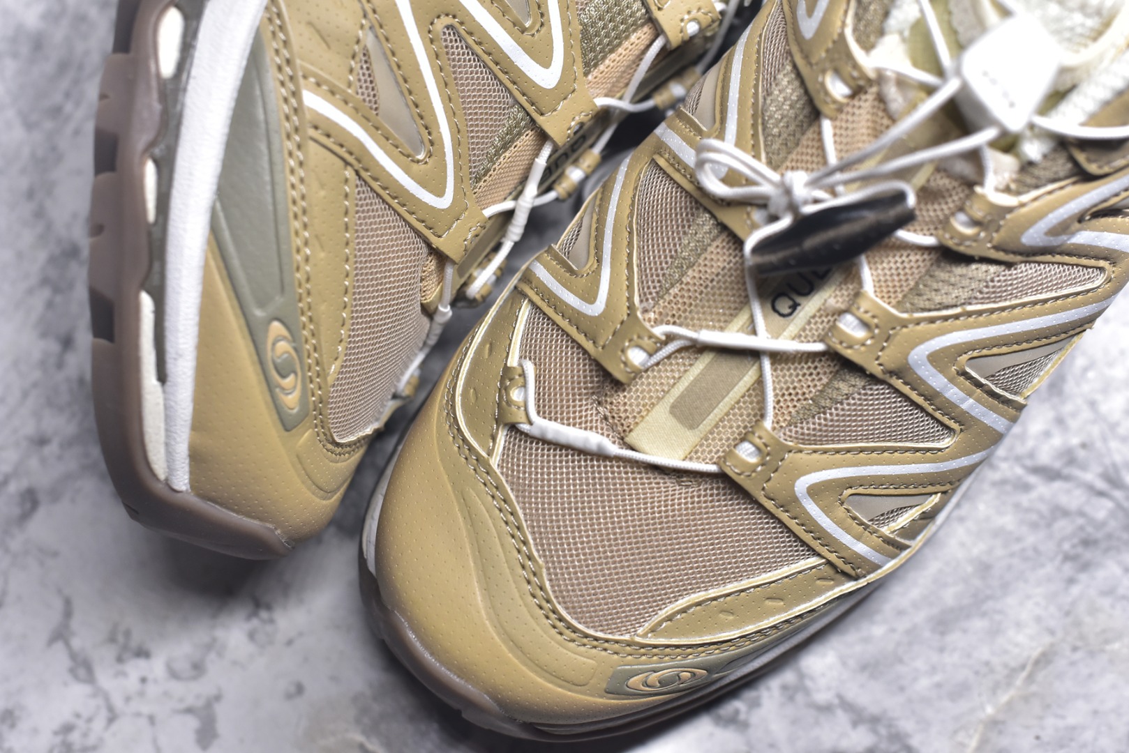 图片[8]-#Salomon XT-QUEST ADV 萨洛蒙潮流越野机能户外功能鞋 纯原外贸平台特供订单 耗时半年巨作 全套原纸板楦头开发 原厂特供网布配套加持 确保原汁原味 完美呈现版型 原档数据独家私模五层组合大底 男女鞋同步官方开发至46.5 原装Ortholite轻量化鞋垫 中底布带钢印编号 原厂TPU锁扣 进口港宝加持 后跟自然饱满 还原公司包裹性 基于 SALOMON 初代 XT 鞋身造型并搭载 4D ADVANCED CHASSIS™ 大底打造而成 为这款 XT-QUEST 带来了多项足部控制与保护等功能性 如在运动过程中控制左右晃动的过程而提高稳定性、改善长途越野过程中足中到足尖的过渡、提高感知岩石的精确度以抵抗尖锐物体对脚底的伤害以及采用动态缓冲来增强穿着舒适感 从而减轻疲劳感 使 XT-QUEST 成为一双舒适且安全的户外之履 尺码：36 36.5 37.5 38 38.5 39 40 40.5 41 42 42.5 43 44 44.5 45-选品中心