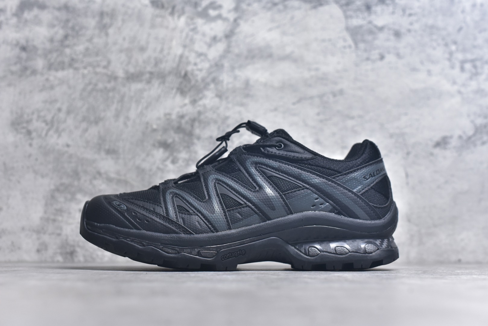 #Salomon XT-QUEST ADV 萨洛蒙潮流越野机能户外功能鞋 纯原外贸平台特供订单 耗时半年巨作 全套原纸板楦头开发 原厂特供网布配套加持 确保原汁原味 完美呈现版型 原档数据独家私模五层组合大底 男女鞋同步官方开发至46.5 原装Ortholite轻量化鞋垫 中底布带钢印编号 原厂TPU锁扣 进口港宝加持 后跟自然饱满 还原公司包裹性 基于 SALOMON 初代 XT 鞋身造型并搭载 4D ADVANCED CHASSIS™ 大底打造而成 为这款 XT-QUEST 带来了多项足部控制与保护等功能性 如在运动过程中控制左右晃动的过程而提高稳定性、改善长途越野过程中足中到足尖的过渡、提高感知岩石的精确度以抵抗尖锐物体对脚底的伤害以及采用动态缓冲来增强穿着舒适感 从而减轻疲劳感 使 XT-QUEST 成为一双舒适且安全的户外之履 尺码：36 36.5 37.5 38 38.5 39 40 40.5 41 42 42.5 43 44 44.5 45-选品中心