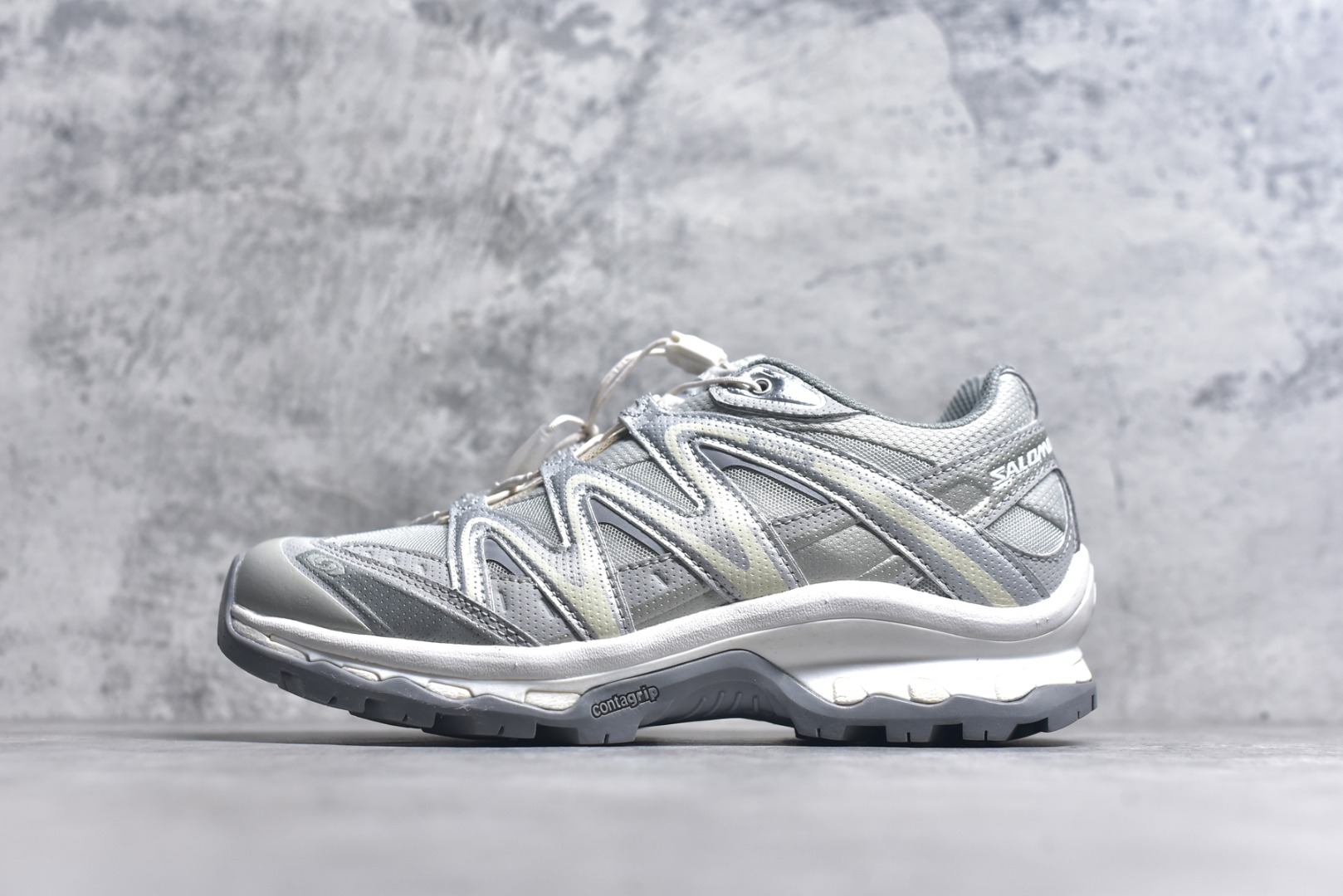 #Salomon XT-QUEST ADV 萨洛蒙潮流越野机能户外功能鞋 纯原外贸平台特供订单 耗时半年巨作 全套原纸板楦头开发 原厂特供网布配套加持 确保原汁原味 完美呈现版型 原档数据独家私模五层组合大底 男女鞋同步官方开发至46.5 原装Ortholite轻量化鞋垫 中底布带钢印编号 原厂TPU锁扣 进口港宝加持 后跟自然饱满 还原公司包裹性 基于 SALOMON 初代 XT 鞋身造型并搭载 4D ADVANCED CHASSIS™ 大底打造而成 为这款 XT-QUEST 带来了多项足部控制与保护等功能性 如在运动过程中控制左右晃动的过程而提高稳定性、改善长途越野过程中足中到足尖的过渡、提高感知岩石的精确度以抵抗尖锐物体对脚底的伤害以及采用动态缓冲来增强穿着舒适感 从而减轻疲劳感 使 XT-QUEST 成为一双舒适且安全的户外之履 尺码：36 36.5 37.5 38 38.5 39 40 40.5 41 42 42.5 43 44 44.5 45-选品中心