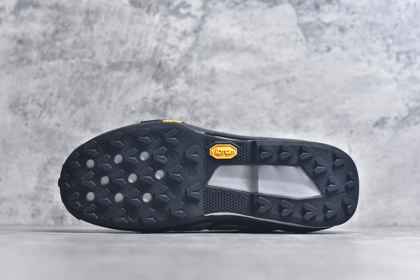 图片[6]-#Sacai x NK Zegamadome SP 联名款舒适防滑耐磨低帮生活休闲鞋 HQ8618-002 整双鞋采用了 Zoom X 缓震科技和 Vibram 外底 在保证舒适度的同时又兼顾了耐用性 并且提供了出色的抓地力 鞋面则是全新 ZoomX Zegama 科技 将网眼和绒面革材质融合而成的全新科技面料 兼顾透气性与耐用性 尺码：36 36.5 37.5 38 38.5 39 40 40.5 41 42 42.5 43 44 44.5 45 46-选品中心