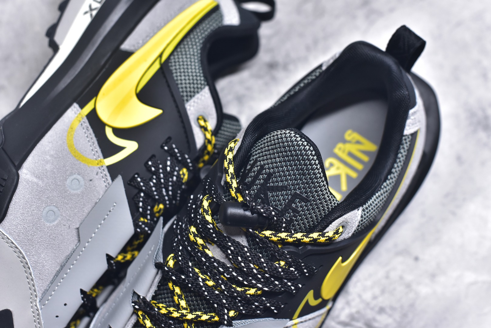 图片[9]-#Sacai x NK Zegamadome SP 联名款舒适防滑耐磨低帮生活休闲鞋 HQ8618-002 整双鞋采用了 Zoom X 缓震科技和 Vibram 外底 在保证舒适度的同时又兼顾了耐用性 并且提供了出色的抓地力 鞋面则是全新 ZoomX Zegama 科技 将网眼和绒面革材质融合而成的全新科技面料 兼顾透气性与耐用性 尺码：36 36.5 37.5 38 38.5 39 40 40.5 41 42 42.5 43 44 44.5 45 46-选品中心