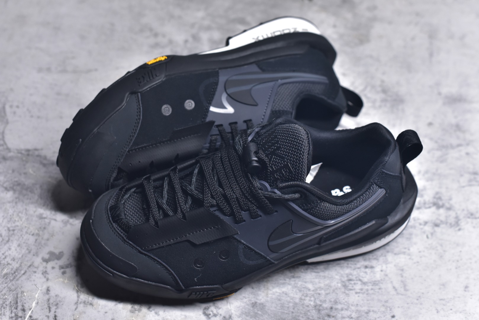 图片[7]-#Sacai x NK Zegamadome SP 联名款舒适防滑耐磨低帮生活休闲鞋 HQ8618-001 整双鞋采用了 Zoom X 缓震科技和 Vibram 外底 在保证舒适度的同时又兼顾了耐用性 并且提供了出色的抓地力 鞋面则是全新 ZoomX Zegama 科技 将网眼和绒面革材质融合而成的全新科技面料 兼顾透气性与耐用性 尺码：36 36.5 37.5 38 38.5 39 40 40.5 41 42 42.5 43 44 44.5 45 46-选品中心