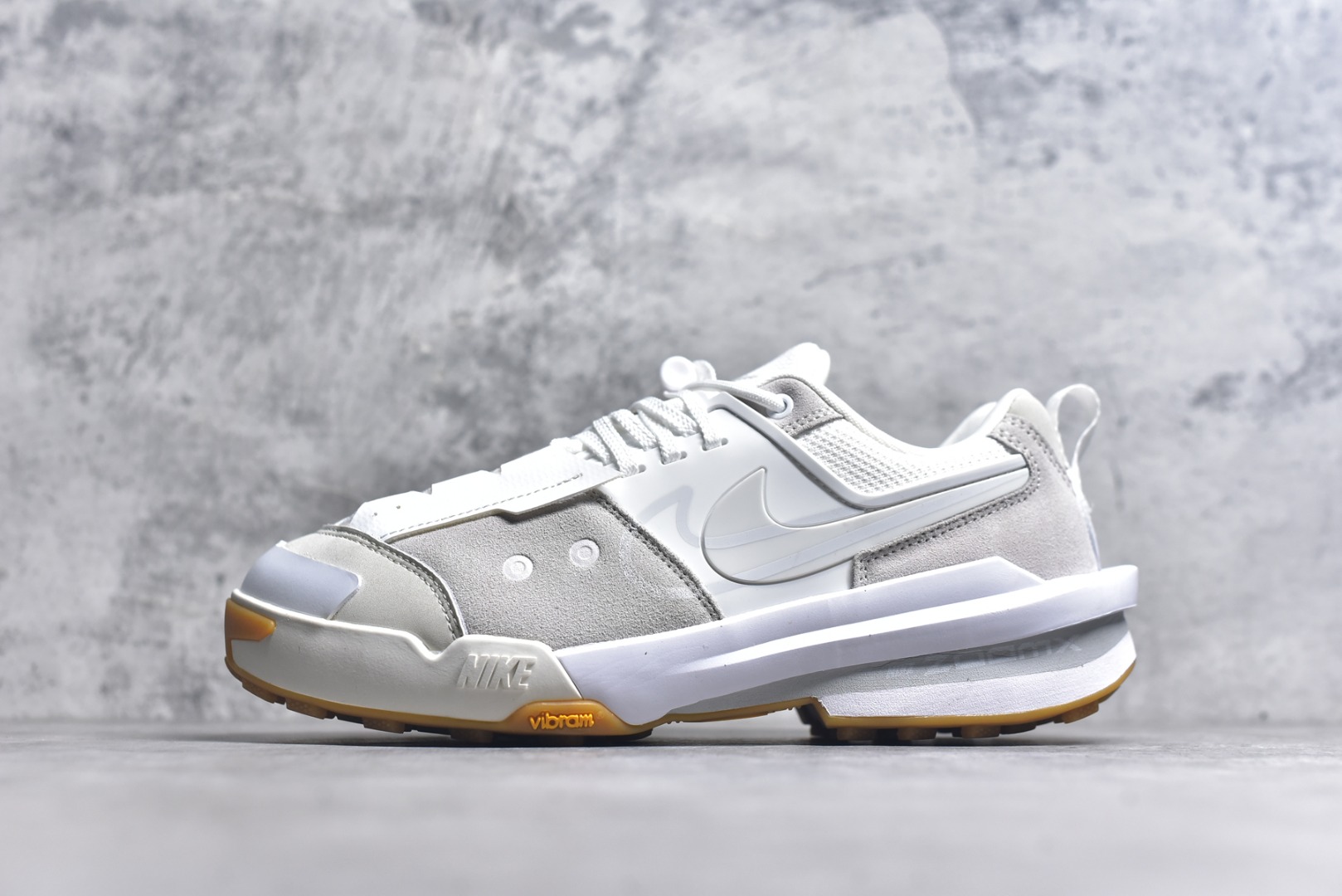 #Sacai x NK Zegamadome SP 联名款舒适防滑耐磨低帮生活休闲鞋 HQ8618-100 整双鞋采用了 Zoom X 缓震科技和 Vibram 外底 在保证舒适度的同时又兼顾了耐用性 并且提供了出色的抓地力 鞋面则是全新 ZoomX Zegama 科技 将网眼和绒面革材质融合而成的全新科技面料 兼顾透气性与耐用性 尺码：36 36.5 37.5 38 38.5 39 40 40.5 41 42 42.5 43 44 44.5 45 46-选品中心