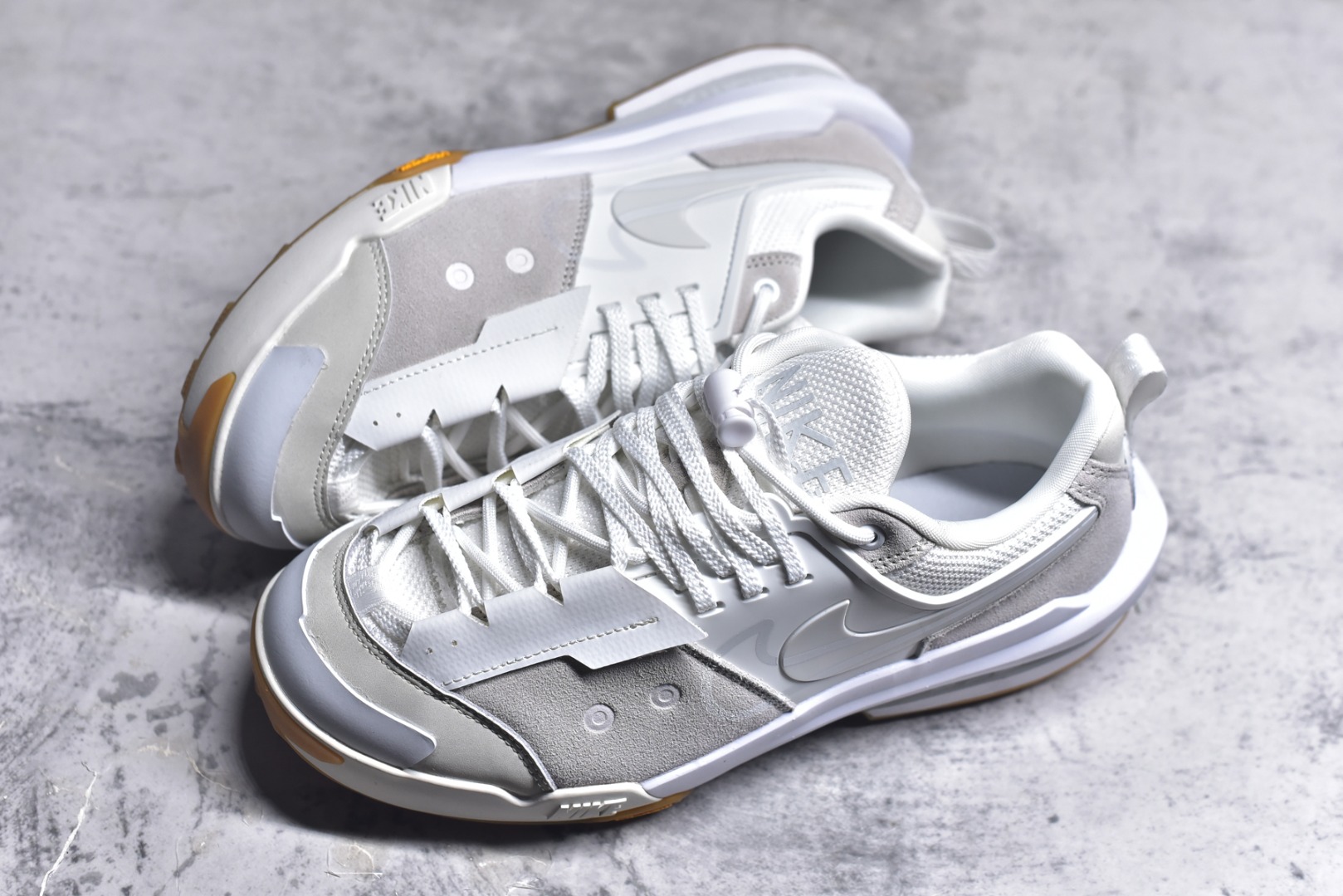 图片[7]-#Sacai x NK Zegamadome SP 联名款舒适防滑耐磨低帮生活休闲鞋 HQ8618-100 整双鞋采用了 Zoom X 缓震科技和 Vibram 外底 在保证舒适度的同时又兼顾了耐用性 并且提供了出色的抓地力 鞋面则是全新 ZoomX Zegama 科技 将网眼和绒面革材质融合而成的全新科技面料 兼顾透气性与耐用性 尺码：36 36.5 37.5 38 38.5 39 40 40.5 41 42 42.5 43 44 44.5 45 46-选品中心