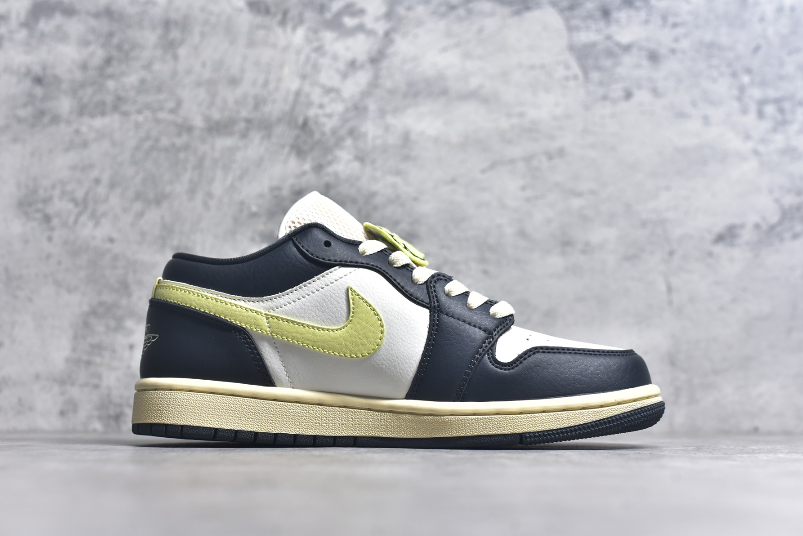 图片[3]-#Air Jordan AJ1 Low 低帮 黑白绿 HQ3009-003 全新流水线出品 DT版本唯一平替选择 市场第二梯队最强版 全部原鞋开发 原楦原纸板开发 全鞋电脑针车 原厂内置全掌气垫 原盒内在原标 唯一Zp原版鞋带绑法 免检产品 全新2022版型 全头层皮料 完美零毛边处理 原厂配置全掌气垫 价格定位良心 几十个配色陆续出货 实拍调校N版已经零色差零失真 百分百还原实物色彩所见即所得 不存在货不对板色差等低级问题 选购参考实物拍摄 不混卖不参货 只用心做好货严格选品 承诺混一赔十 尺码：36 36.5 37.5 38 38.5 39 40 40.5 41 42 42.5 43 44 44.5 45 46-选品中心