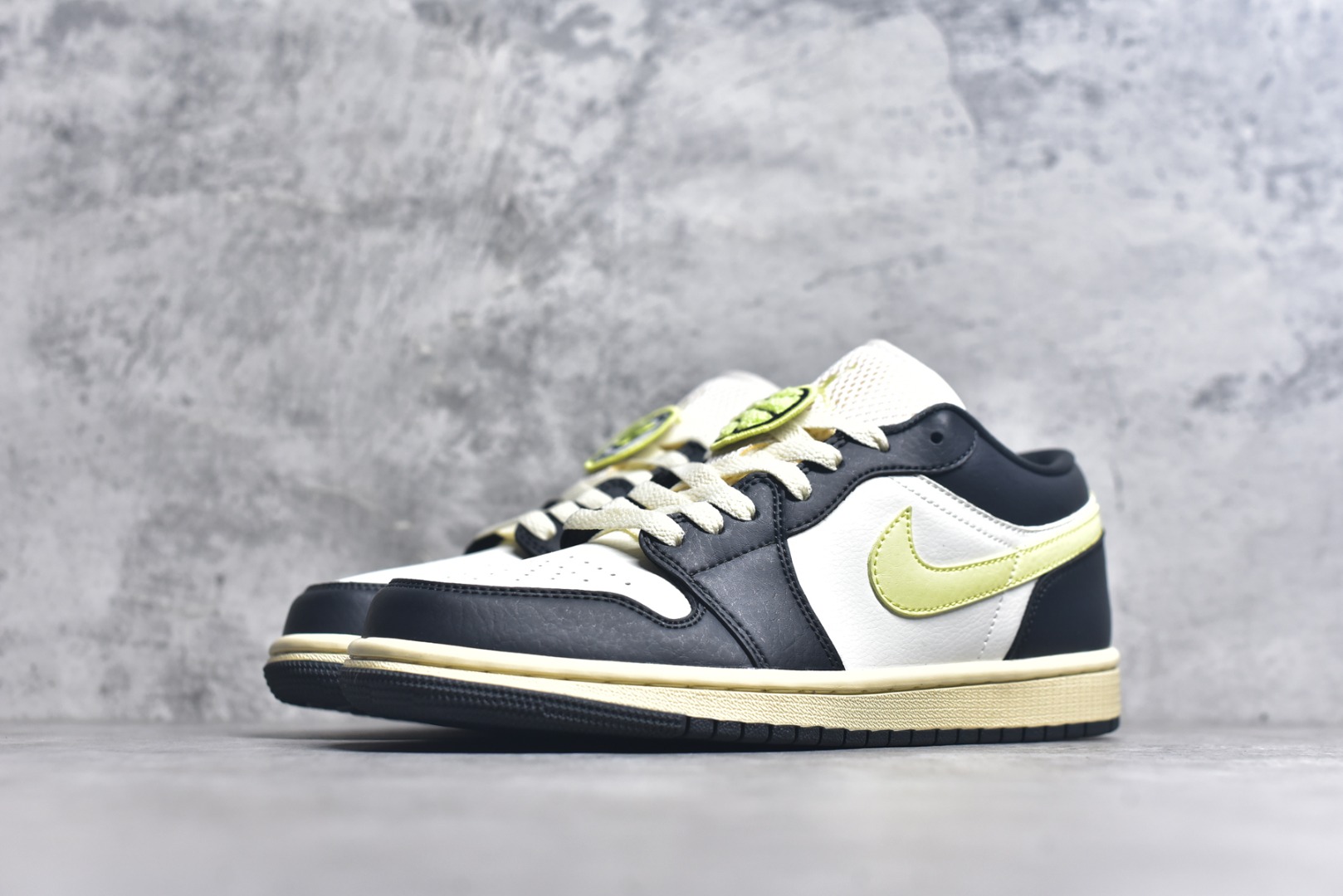 图片[2]-#Air Jordan AJ1 Low 低帮 黑白绿 HQ3009-003 全新流水线出品 DT版本唯一平替选择 市场第二梯队最强版 全部原鞋开发 原楦原纸板开发 全鞋电脑针车 原厂内置全掌气垫 原盒内在原标 唯一Zp原版鞋带绑法 免检产品 全新2022版型 全头层皮料 完美零毛边处理 原厂配置全掌气垫 价格定位良心 几十个配色陆续出货 实拍调校N版已经零色差零失真 百分百还原实物色彩所见即所得 不存在货不对板色差等低级问题 选购参考实物拍摄 不混卖不参货 只用心做好货严格选品 承诺混一赔十 尺码：36 36.5 37.5 38 38.5 39 40 40.5 41 42 42.5 43 44 44.5 45 46-选品中心
