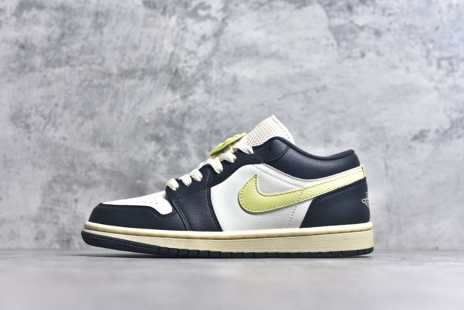 #Air Jordan AJ1 Low 低帮 黑白绿 HQ3009-003 全新流水线出品 DT版本唯一平替选择 市场第二梯队最强版 全部原鞋开发 原楦原纸板开发 全鞋电脑针车 原厂内置全掌气垫 原盒内在原标 唯一Zp原版鞋带绑法 免检产品 全新2022版型 全头层皮料 完美零毛边处理 原厂配置全掌气垫 价格定位良心 几十个配色陆续出货 实拍调校N版已经零色差零失真 百分百还原实物色彩所见即所得 不存在货不对板色差等低级问题 选购参考实物拍摄 不混卖不参货 只用心做好货严格选品 承诺混一赔十 尺码：36 36.5 37.5 38 38.5 39 40 40.5 41 42 42.5 43 44 44.5 45 46-选品中心