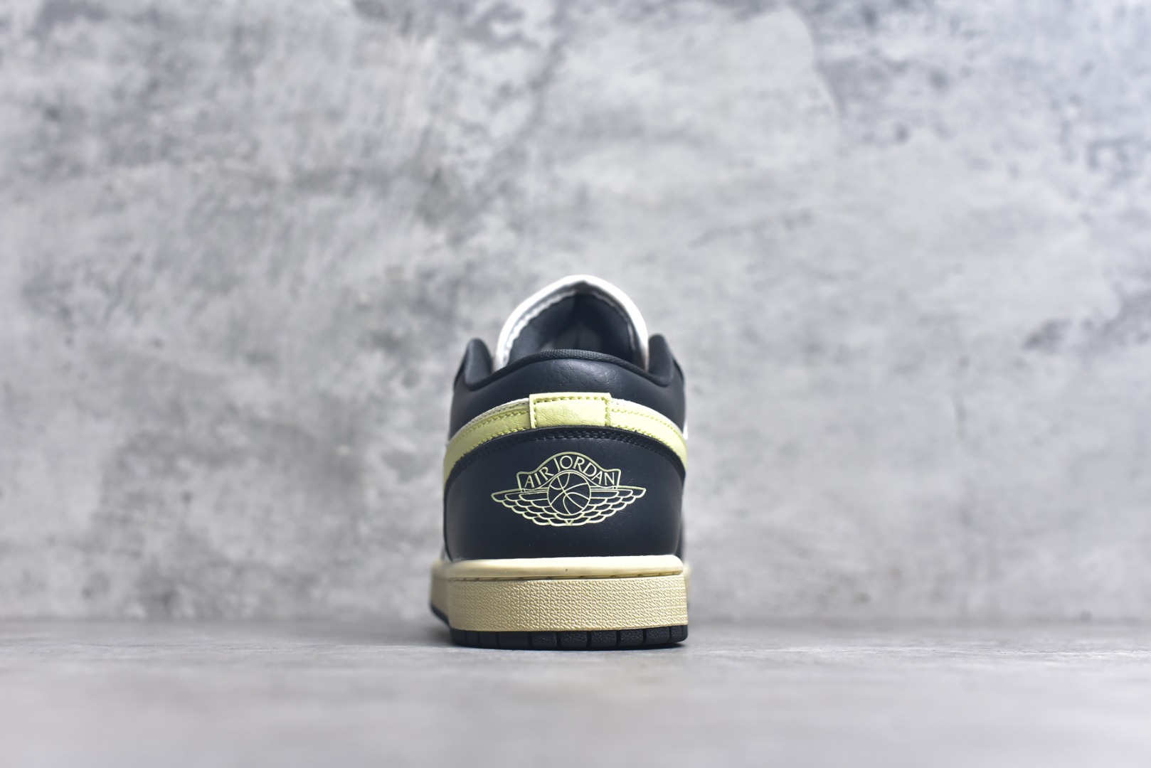 图片[5]-#Air Jordan AJ1 Low 低帮 黑白绿 HQ3009-003 全新流水线出品 DT版本唯一平替选择 市场第二梯队最强版 全部原鞋开发 原楦原纸板开发 全鞋电脑针车 原厂内置全掌气垫 原盒内在原标 唯一Zp原版鞋带绑法 免检产品 全新2022版型 全头层皮料 完美零毛边处理 原厂配置全掌气垫 价格定位良心 几十个配色陆续出货 实拍调校N版已经零色差零失真 百分百还原实物色彩所见即所得 不存在货不对板色差等低级问题 选购参考实物拍摄 不混卖不参货 只用心做好货严格选品 承诺混一赔十 尺码：36 36.5 37.5 38 38.5 39 40 40.5 41 42 42.5 43 44 44.5 45 46-选品中心