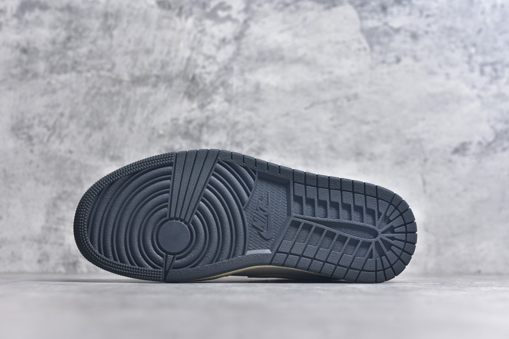 图片[6]-#Air Jordan AJ1 Low 低帮 黑白绿 HQ3009-003 全新流水线出品 DT版本唯一平替选择 市场第二梯队最强版 全部原鞋开发 原楦原纸板开发 全鞋电脑针车 原厂内置全掌气垫 原盒内在原标 唯一Zp原版鞋带绑法 免检产品 全新2022版型 全头层皮料 完美零毛边处理 原厂配置全掌气垫 价格定位良心 几十个配色陆续出货 实拍调校N版已经零色差零失真 百分百还原实物色彩所见即所得 不存在货不对板色差等低级问题 选购参考实物拍摄 不混卖不参货 只用心做好货严格选品 承诺混一赔十 尺码：36 36.5 37.5 38 38.5 39 40 40.5 41 42 42.5 43 44 44.5 45 46-选品中心
