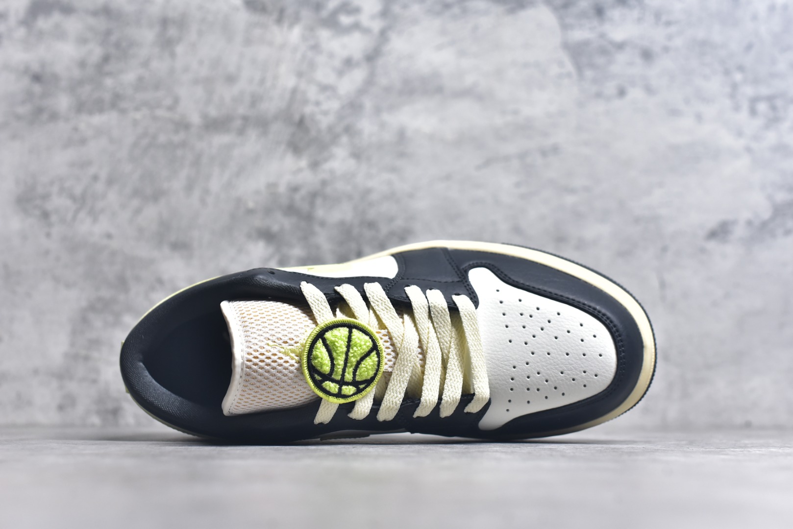 图片[4]-#Air Jordan AJ1 Low 低帮 黑白绿 HQ3009-003 全新流水线出品 DT版本唯一平替选择 市场第二梯队最强版 全部原鞋开发 原楦原纸板开发 全鞋电脑针车 原厂内置全掌气垫 原盒内在原标 唯一Zp原版鞋带绑法 免检产品 全新2022版型 全头层皮料 完美零毛边处理 原厂配置全掌气垫 价格定位良心 几十个配色陆续出货 实拍调校N版已经零色差零失真 百分百还原实物色彩所见即所得 不存在货不对板色差等低级问题 选购参考实物拍摄 不混卖不参货 只用心做好货严格选品 承诺混一赔十 尺码：36 36.5 37.5 38 38.5 39 40 40.5 41 42 42.5 43 44 44.5 45 46-选品中心