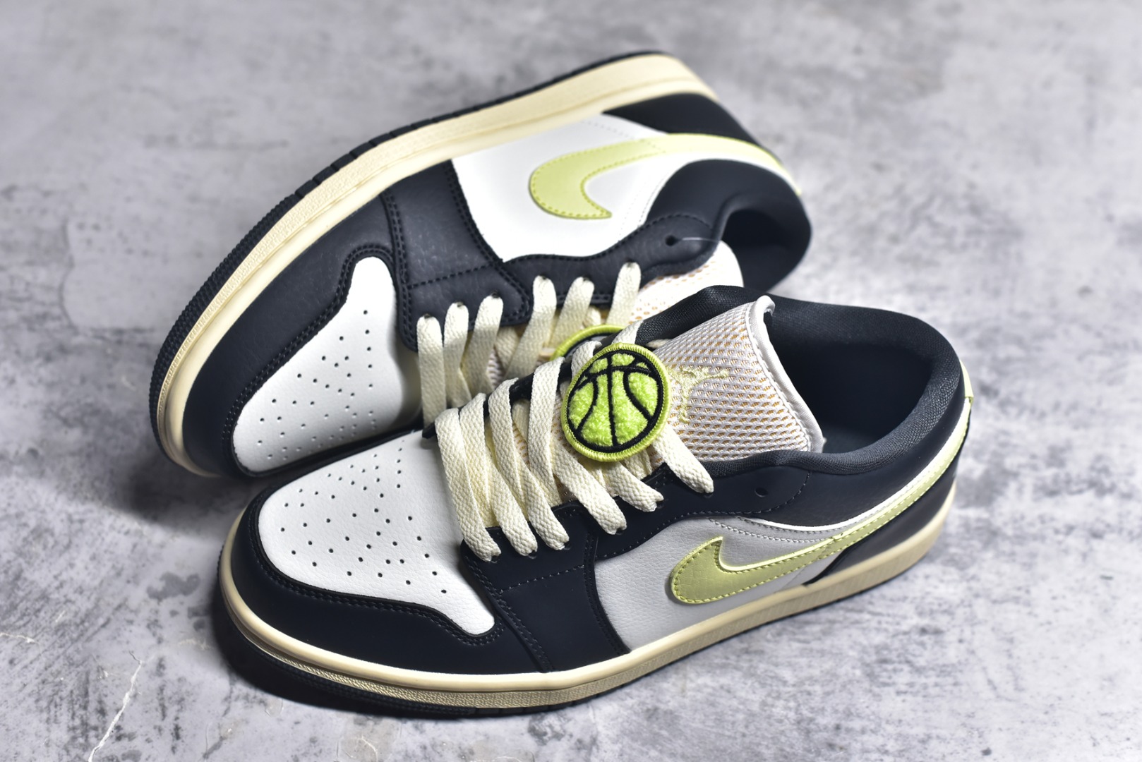 图片[7]-#Air Jordan AJ1 Low 低帮 黑白绿 HQ3009-003 全新流水线出品 DT版本唯一平替选择 市场第二梯队最强版 全部原鞋开发 原楦原纸板开发 全鞋电脑针车 原厂内置全掌气垫 原盒内在原标 唯一Zp原版鞋带绑法 免检产品 全新2022版型 全头层皮料 完美零毛边处理 原厂配置全掌气垫 价格定位良心 几十个配色陆续出货 实拍调校N版已经零色差零失真 百分百还原实物色彩所见即所得 不存在货不对板色差等低级问题 选购参考实物拍摄 不混卖不参货 只用心做好货严格选品 承诺混一赔十 尺码：36 36.5 37.5 38 38.5 39 40 40.5 41 42 42.5 43 44 44.5 45 46-选品中心